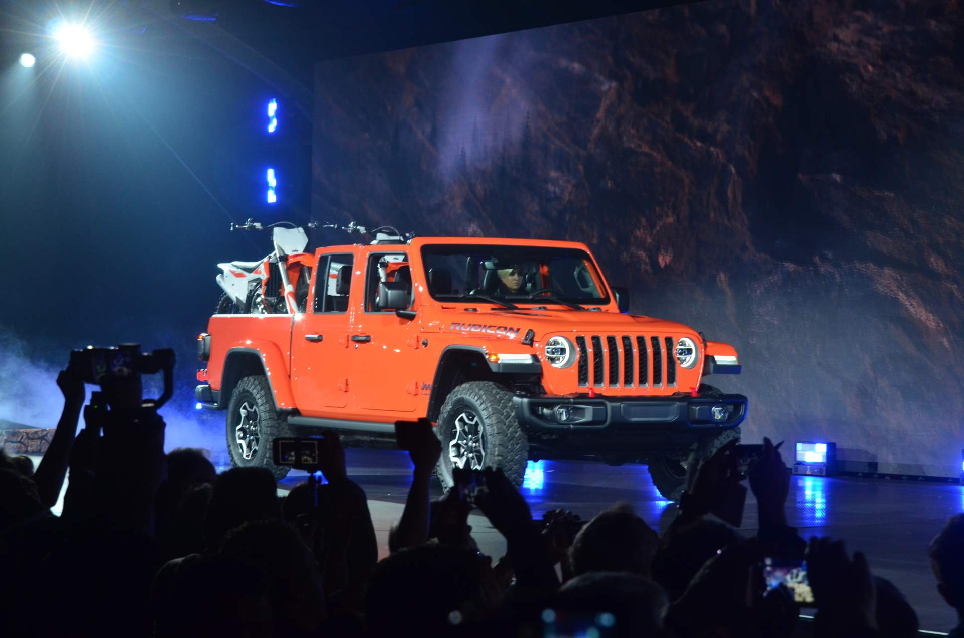 2020 Jeep Gladiator at 2018 LA Auto Show 37 2020 Jeep Gladiator Just Can’t Wait To Tackle Some Off-Road Trails