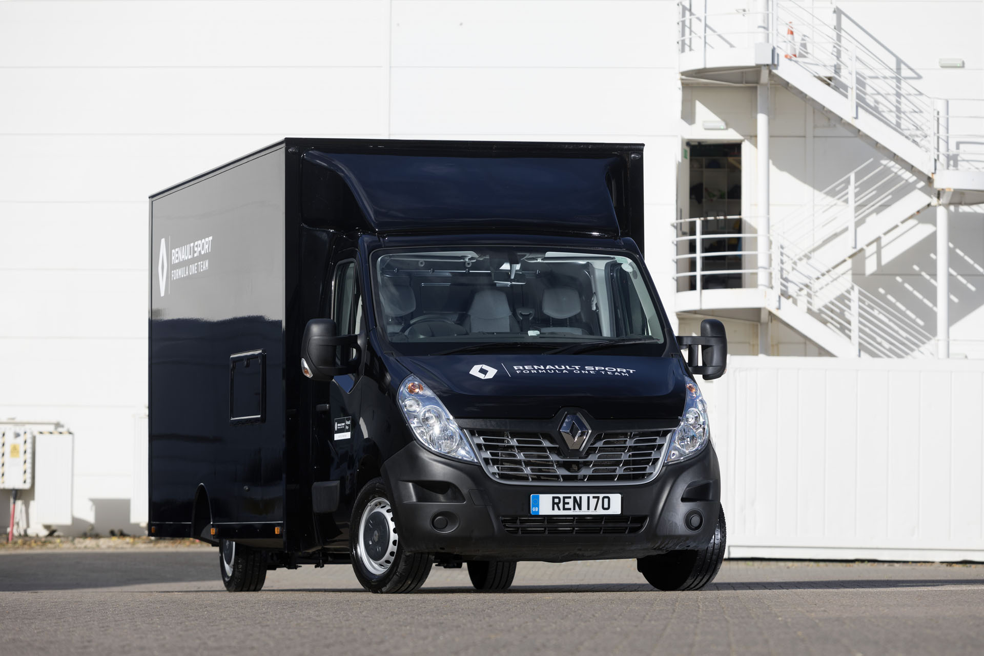 Renault_Master_conversion_scores_points_with_Renault_Sport_Formula_One_Team--15011 copy_1 When It’s In A Hurry, Renault Transports Its F1 Cars Using A Mid-Size Van