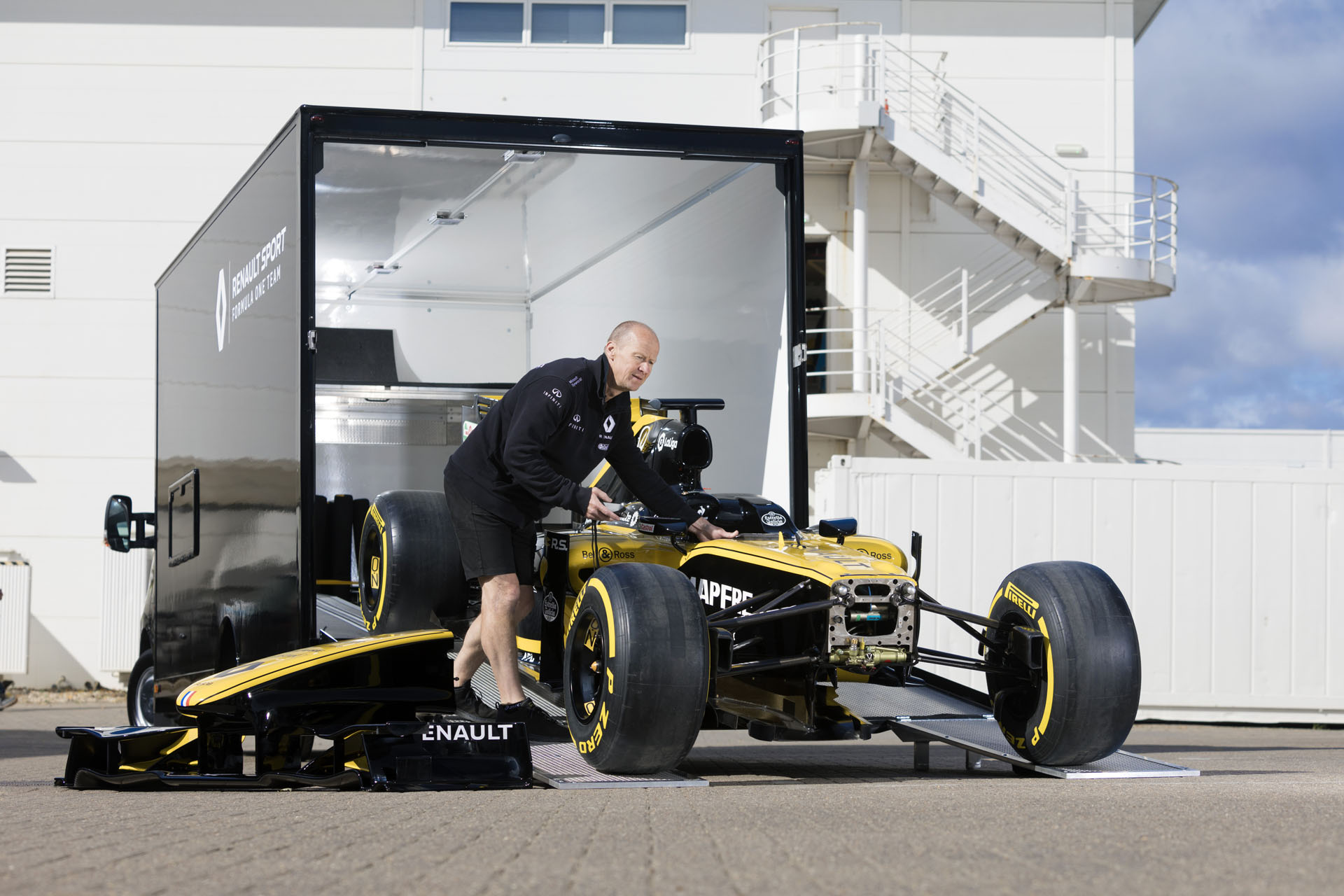 Renault_Master_conversion_scores_points_with_Renault_Sport_Formula_One_Team--15018 copy_1 When It’s In A Hurry, Renault Transports Its F1 Cars Using A Mid-Size Van