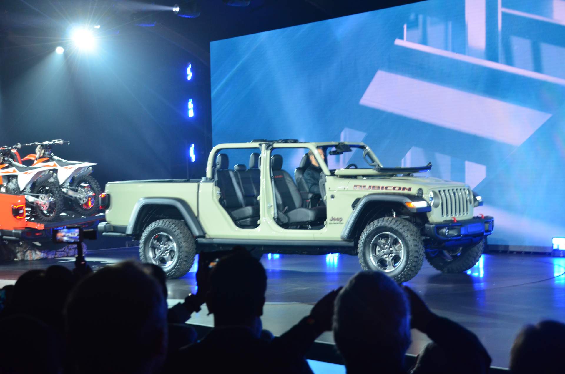 2020 Jeep Gladiator at 2018 LA Auto Show 47 2020 Jeep Gladiator Just Can’t Wait To Tackle Some Off-Road Trails