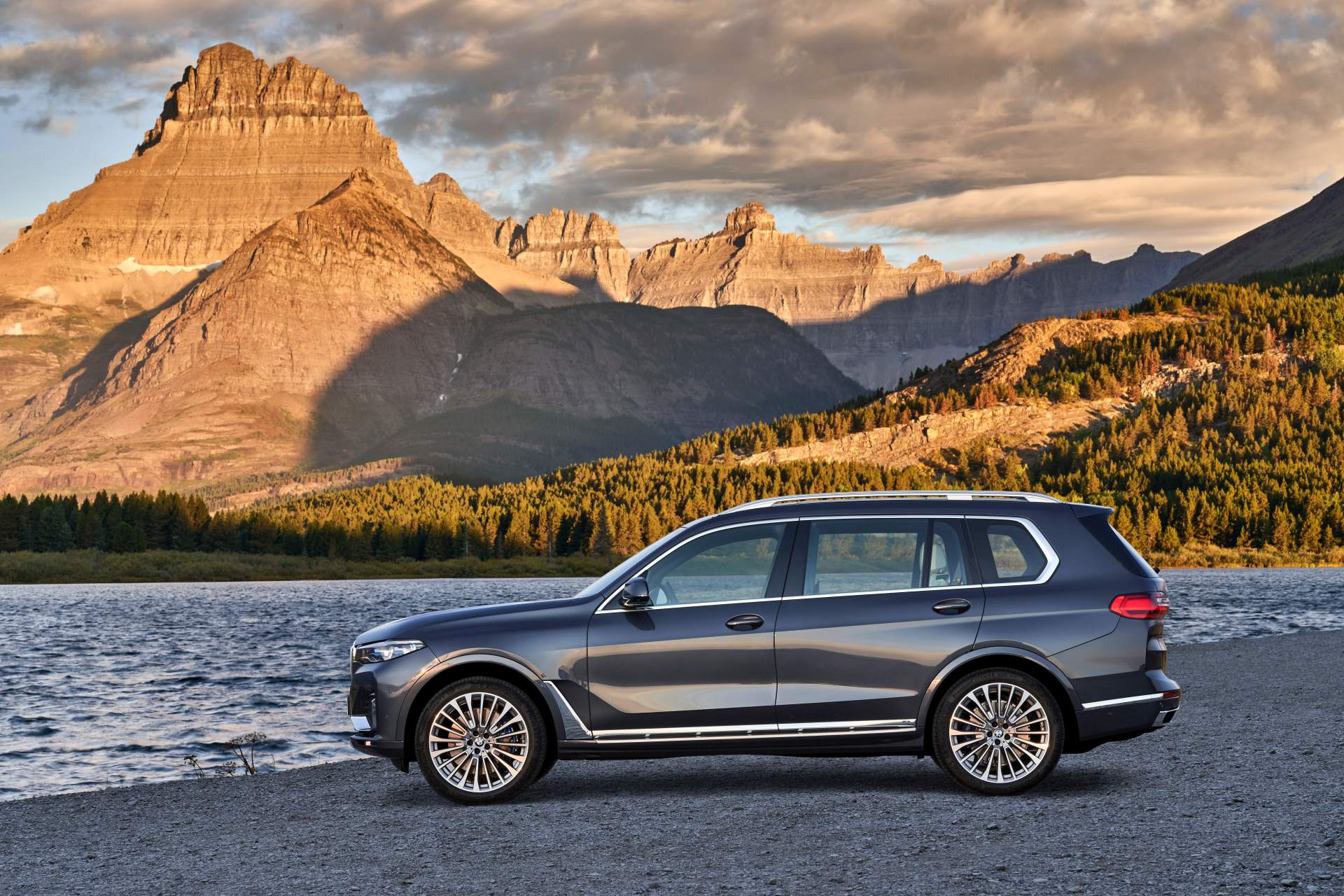 2019 BMW X7 32 The New BMW X7 Is So Big It Barely Fits In The Photos