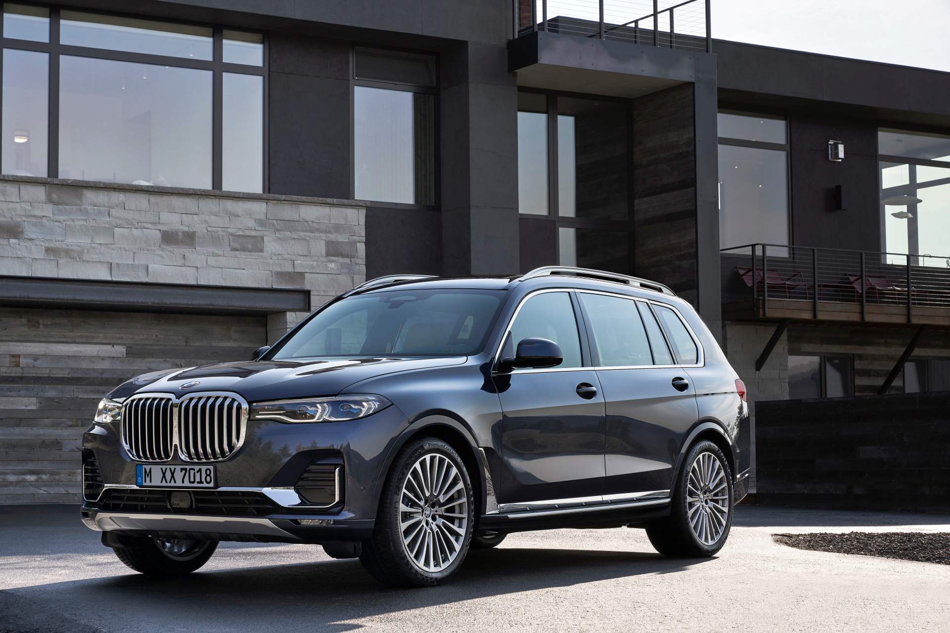 2019 BMW X7 23 The New BMW X7 Is So Big It Barely Fits In The Photos