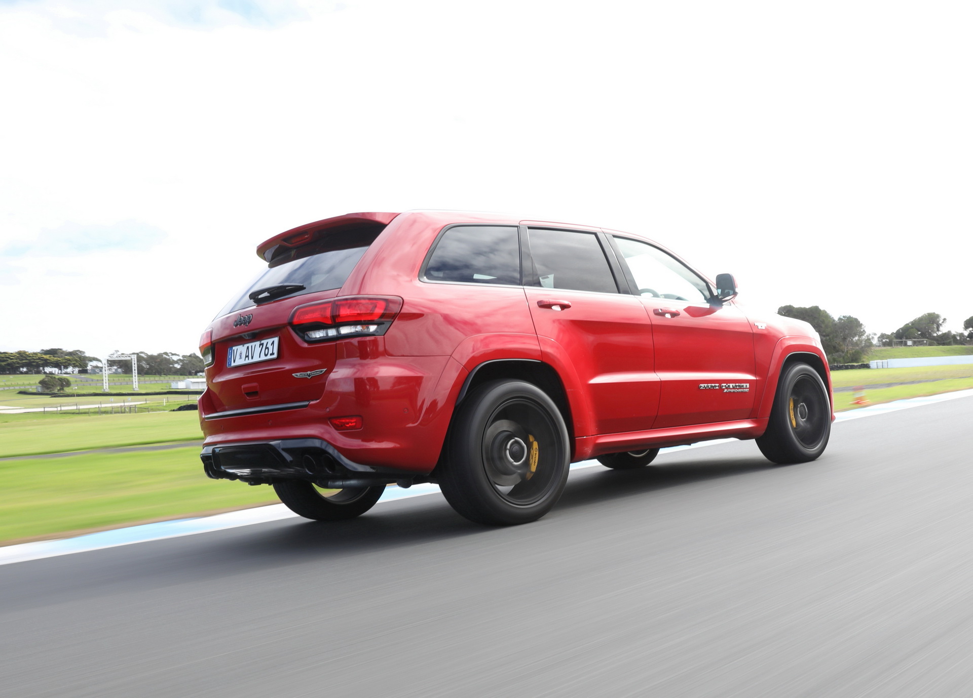 2019-Jeep-Trackhawk-UK-04 Jeep Brings 20 Of Its 700HP Trackhawks To The UK, Get It For £89,999