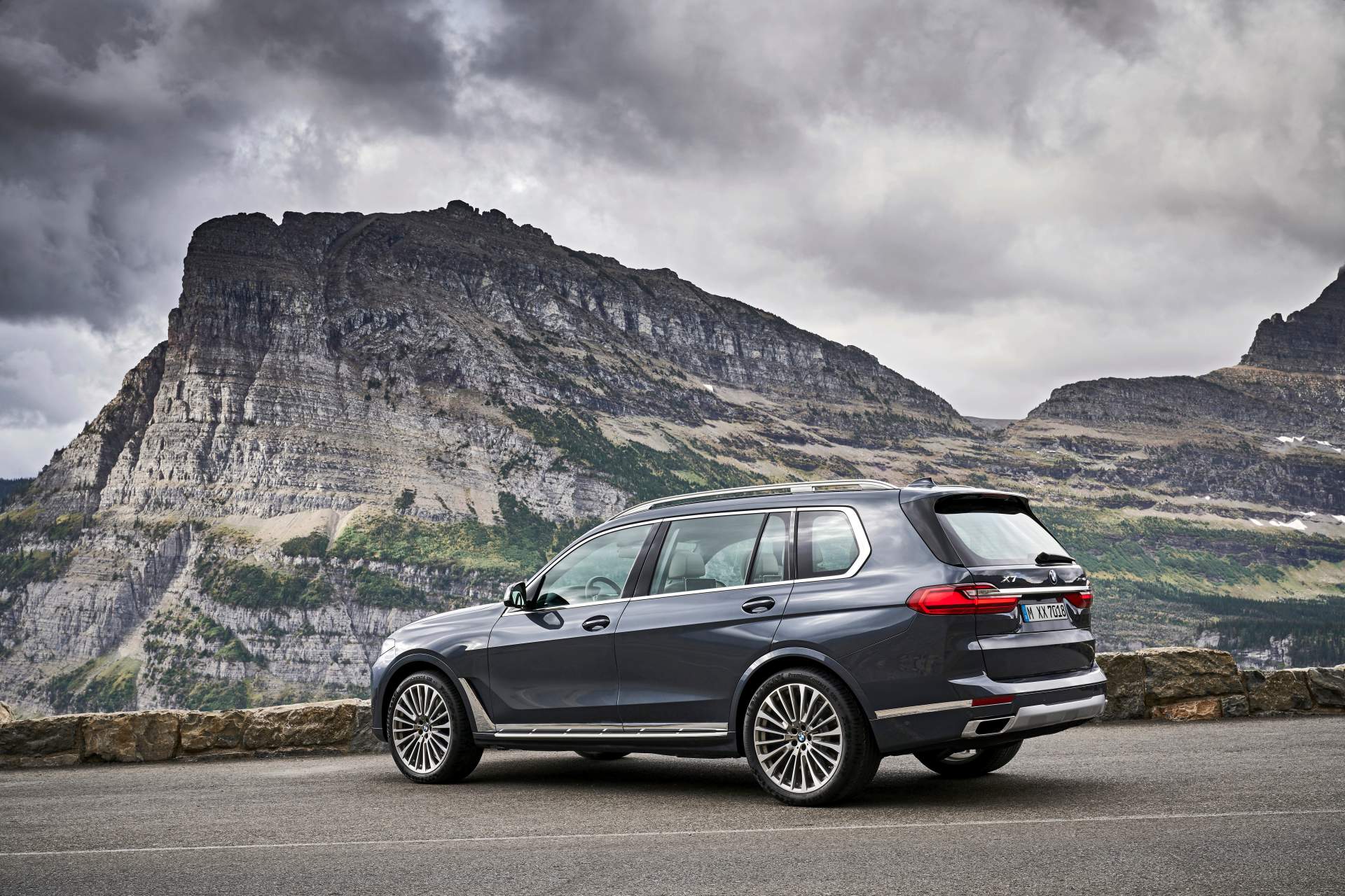 2019 BMW X7 37 The New BMW X7 Is So Big It Barely Fits In The Photos