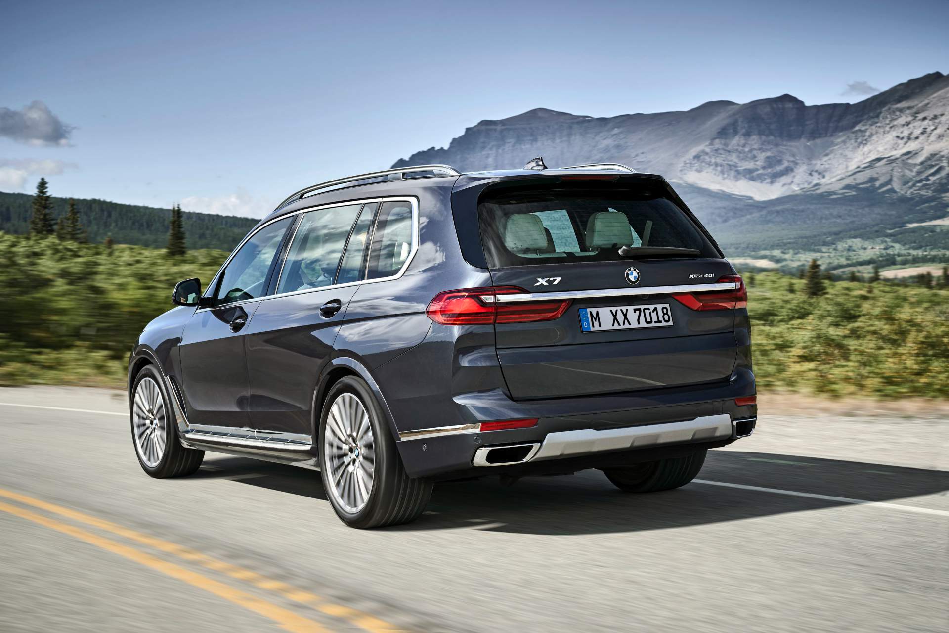 2019 BMW X7 43 The New BMW X7 Is So Big It Barely Fits In The Photos