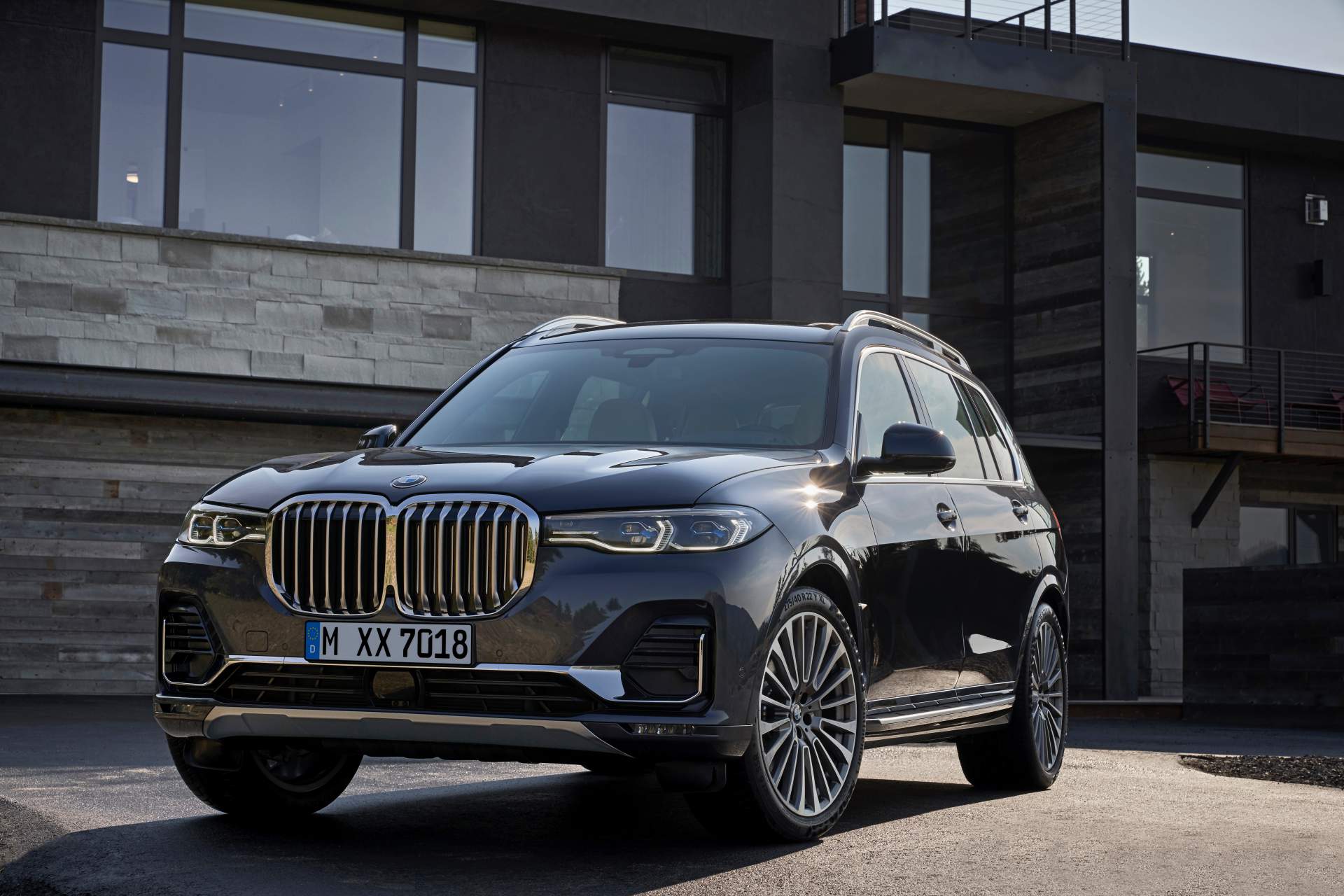 2019 BMW X7 22 The New BMW X7 Is So Big It Barely Fits In The Photos