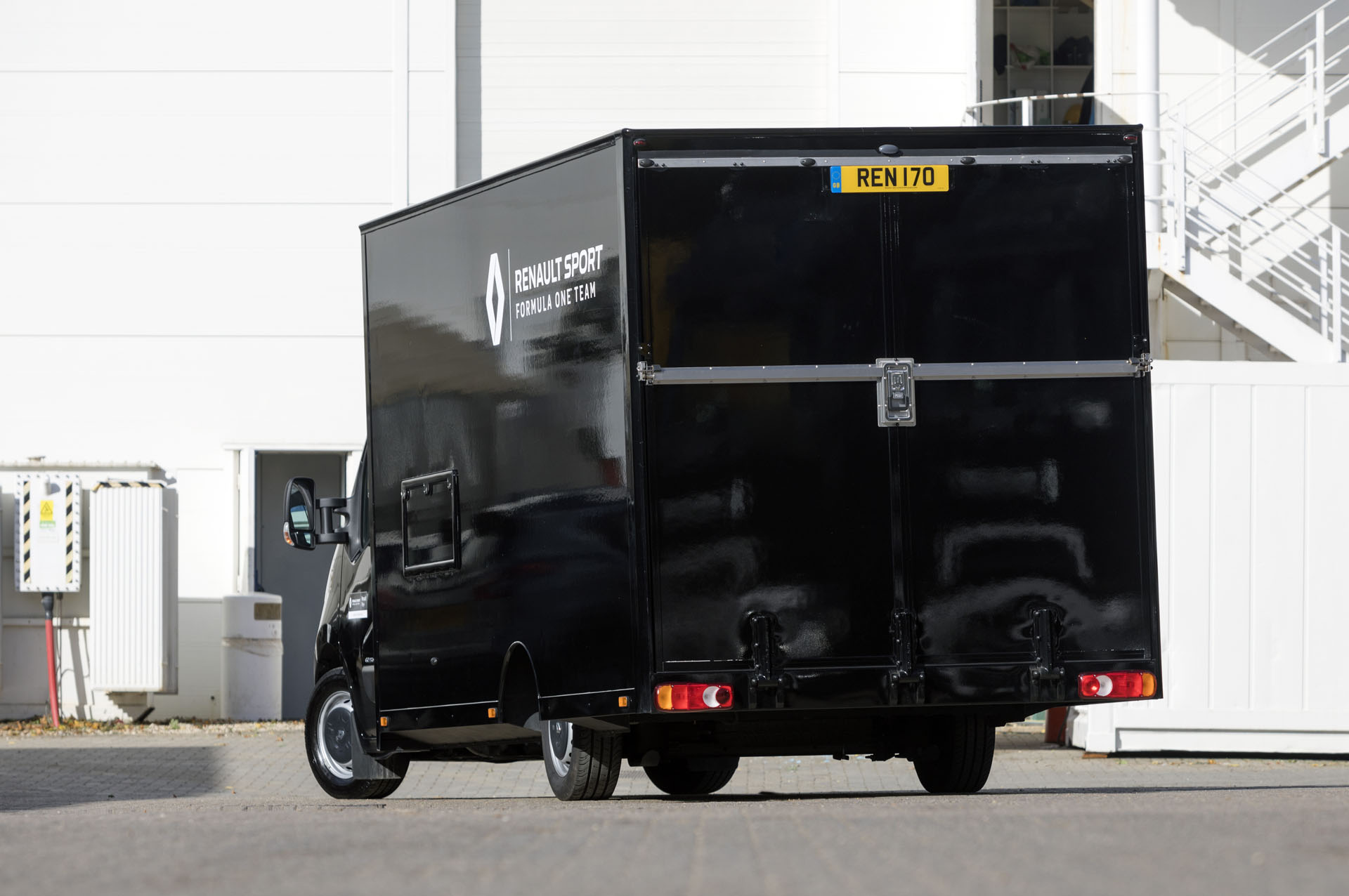 Renault_Master_conversion_scores_points_with_Renault_Sport_Formula_One_Team--15012 copy_1 When It’s In A Hurry, Renault Transports Its F1 Cars Using A Mid-Size Van