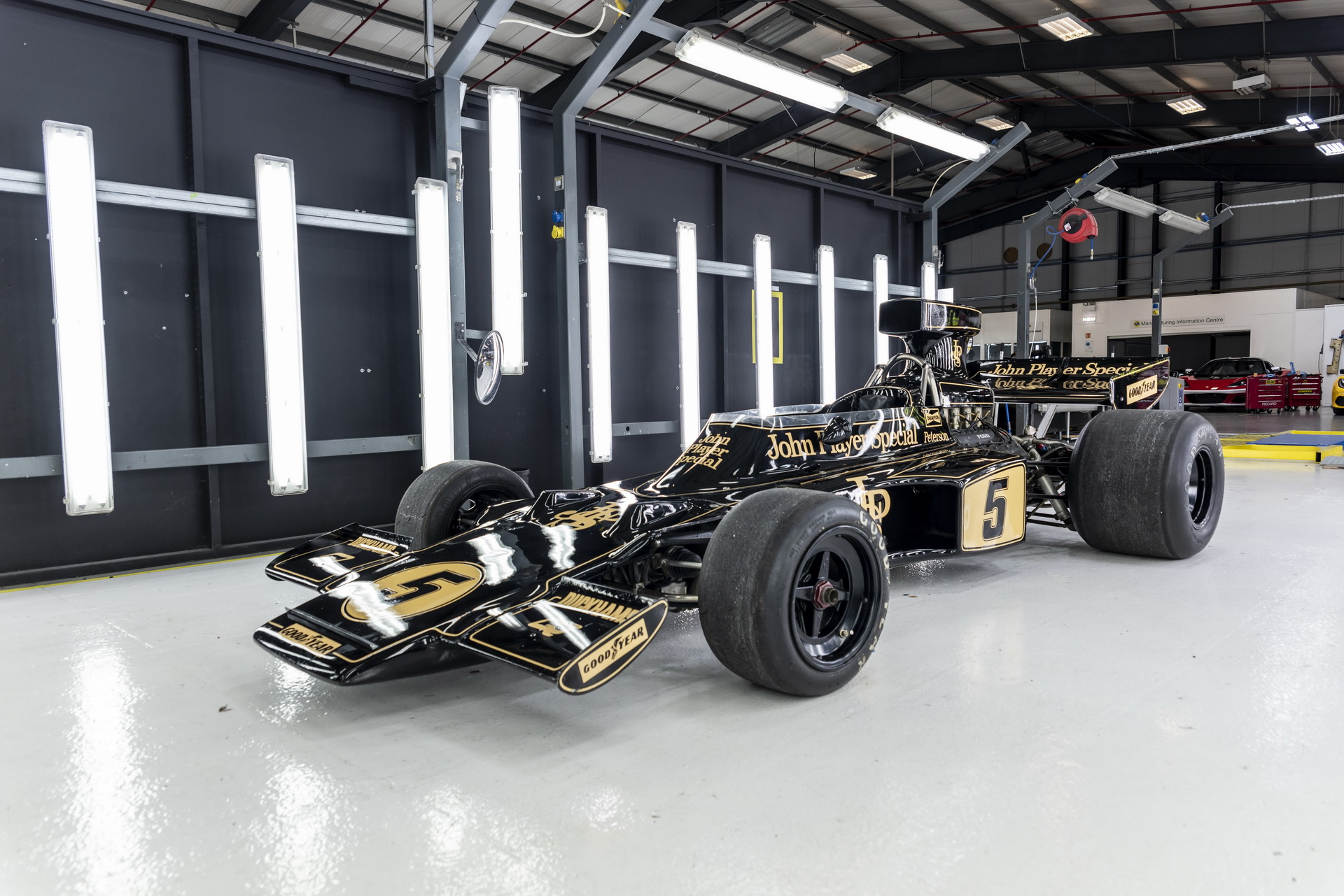 Lotus-Evora-Driftmas-02 Sliding Around In An Angry Evora GT410 Is Lotus’ Way To Wish You Merry Driftmas