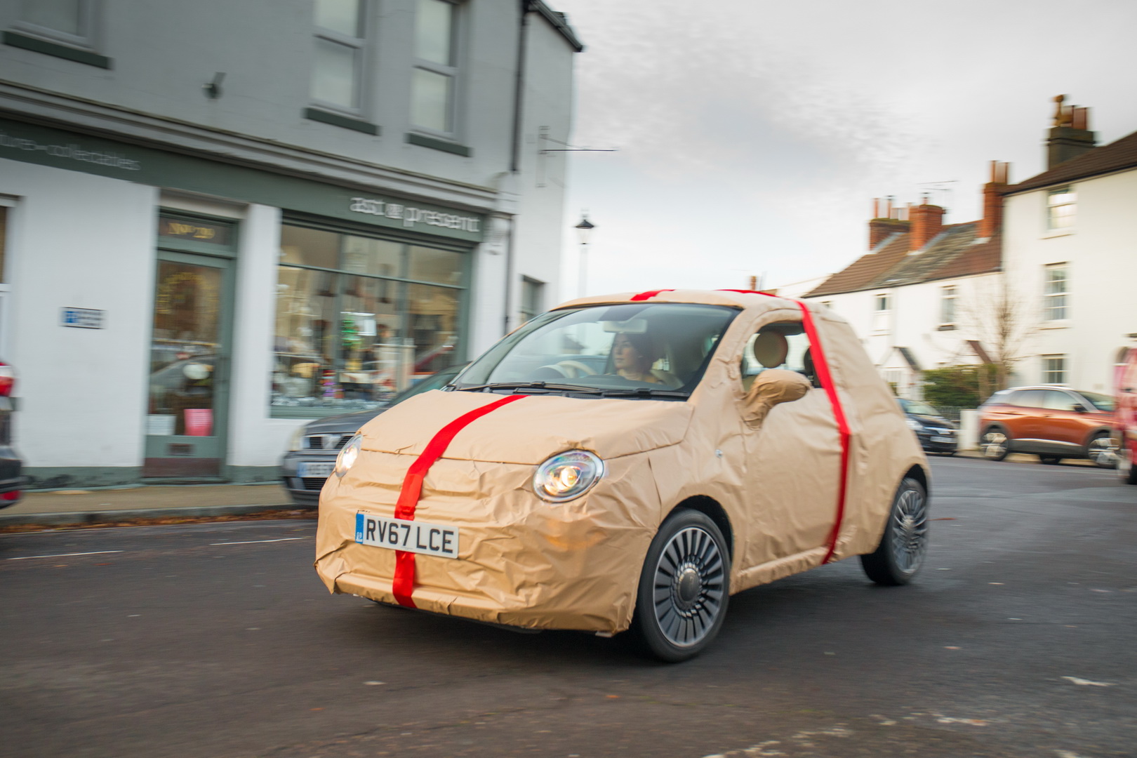 fiat 500 christmas eve emergency response team 8 Need Help With Christmas Presents? Fiat Will Wrap Them Up For You