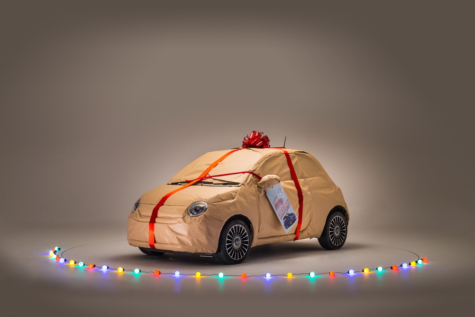 fiat 500 christmas eve emergency response team 4 Need Help With Christmas Presents? Fiat Will Wrap Them Up For You