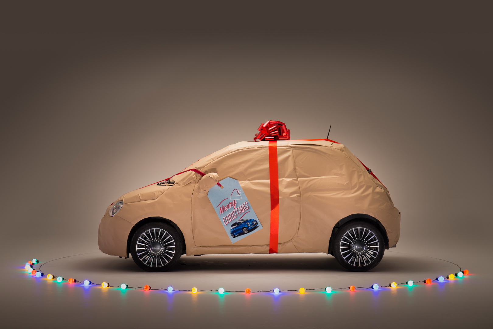 fiat 500 christmas eve emergency response team 5 Need Help With Christmas Presents? Fiat Will Wrap Them Up For You