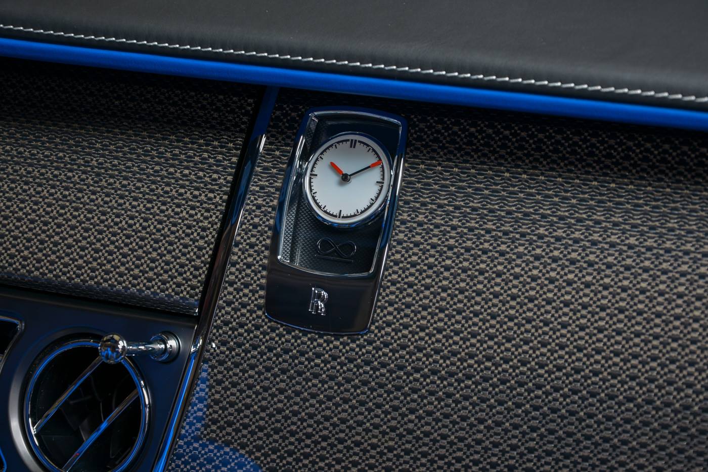 rolls royce dawn black badge trichromatic 19 Rolls-Royce Dawn Black Badge Trichromatic Is Very White And Blue