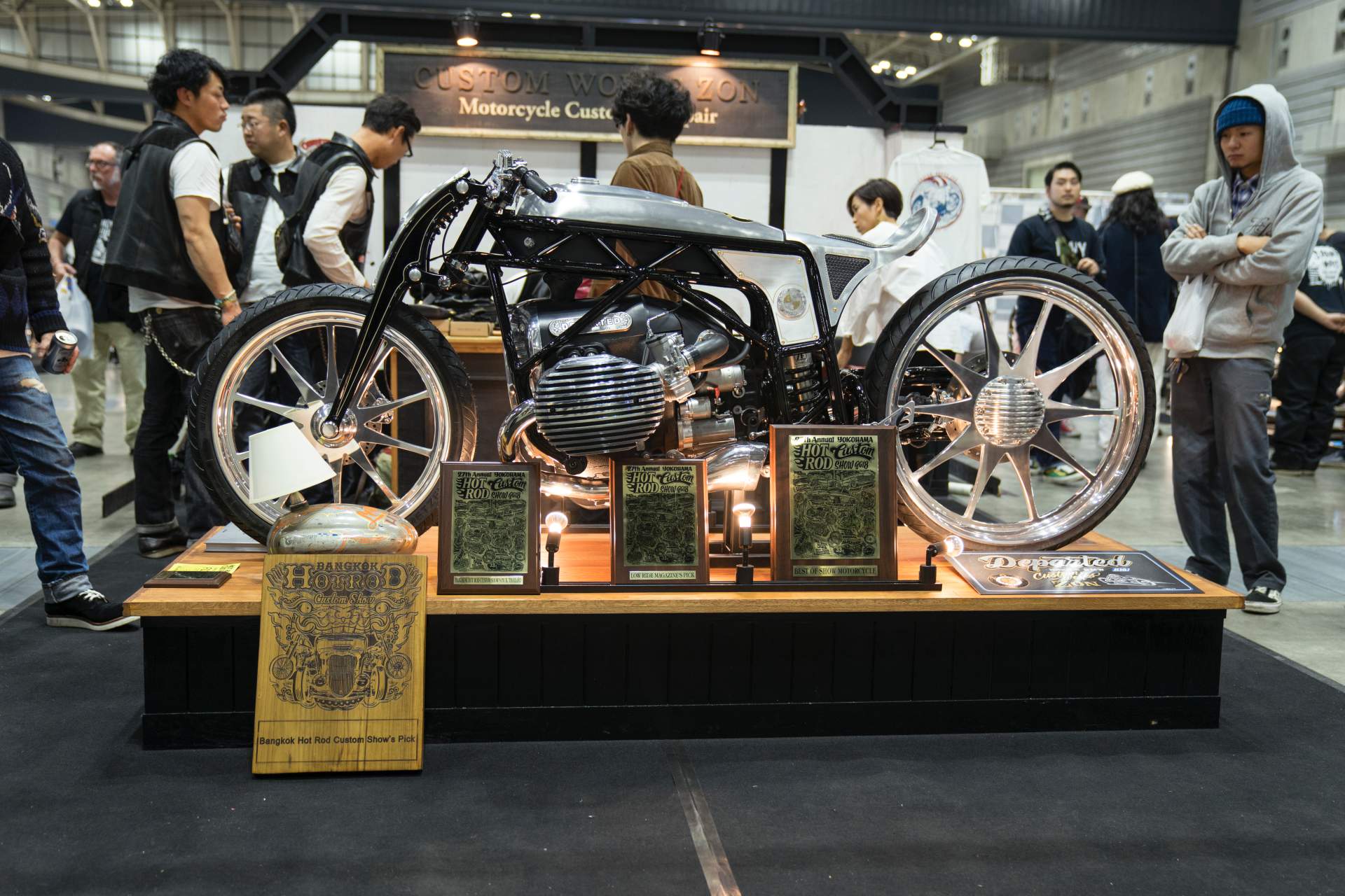 Custom Works Zon BMW concept motorcycle 34 BMW And Japan’s Custom Works Zon Collaborate On R18 Bike With Mystery Boxer Engine