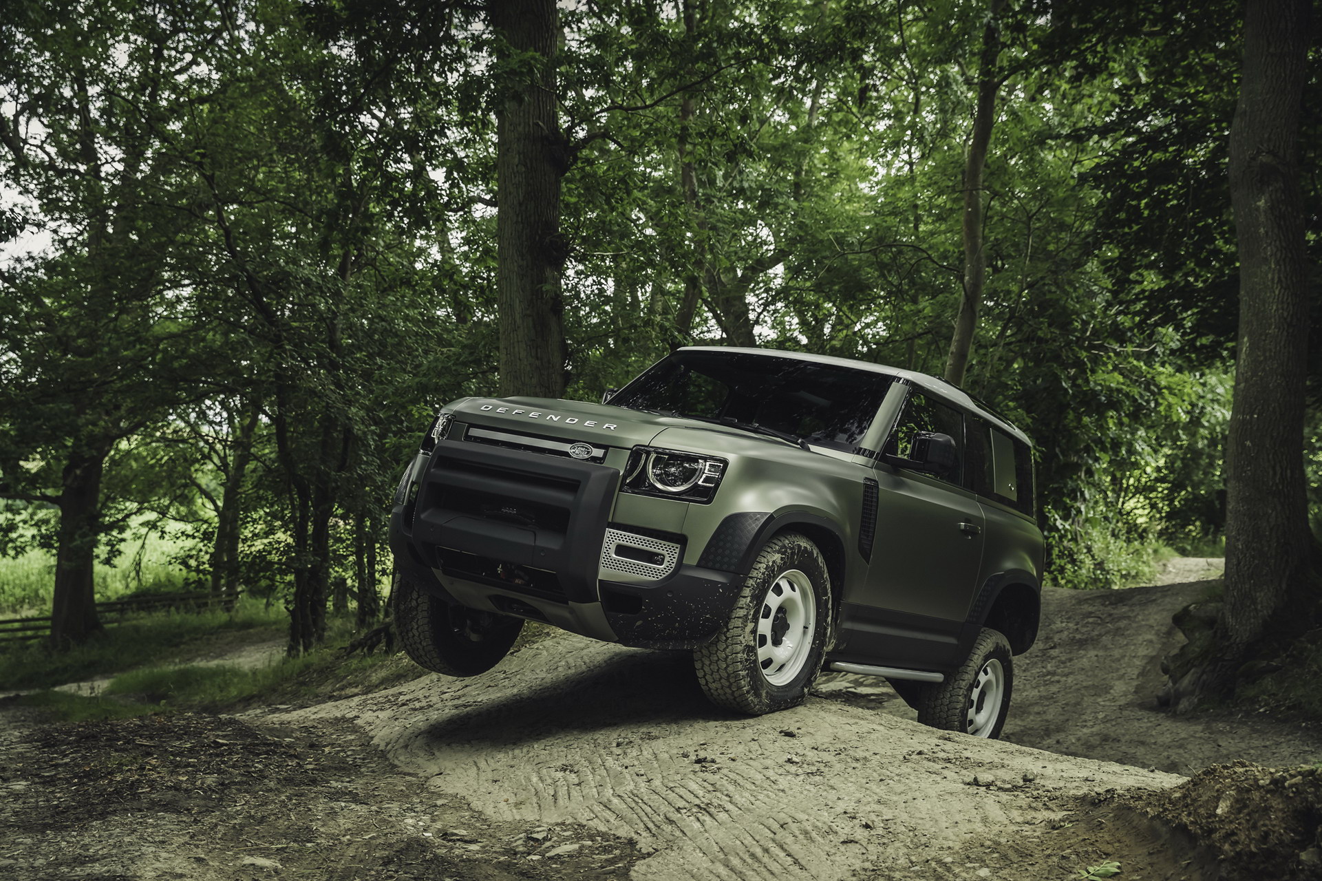 2020 Land Rover Defender Reborn As A Modern 4×4 With Advanced Tech