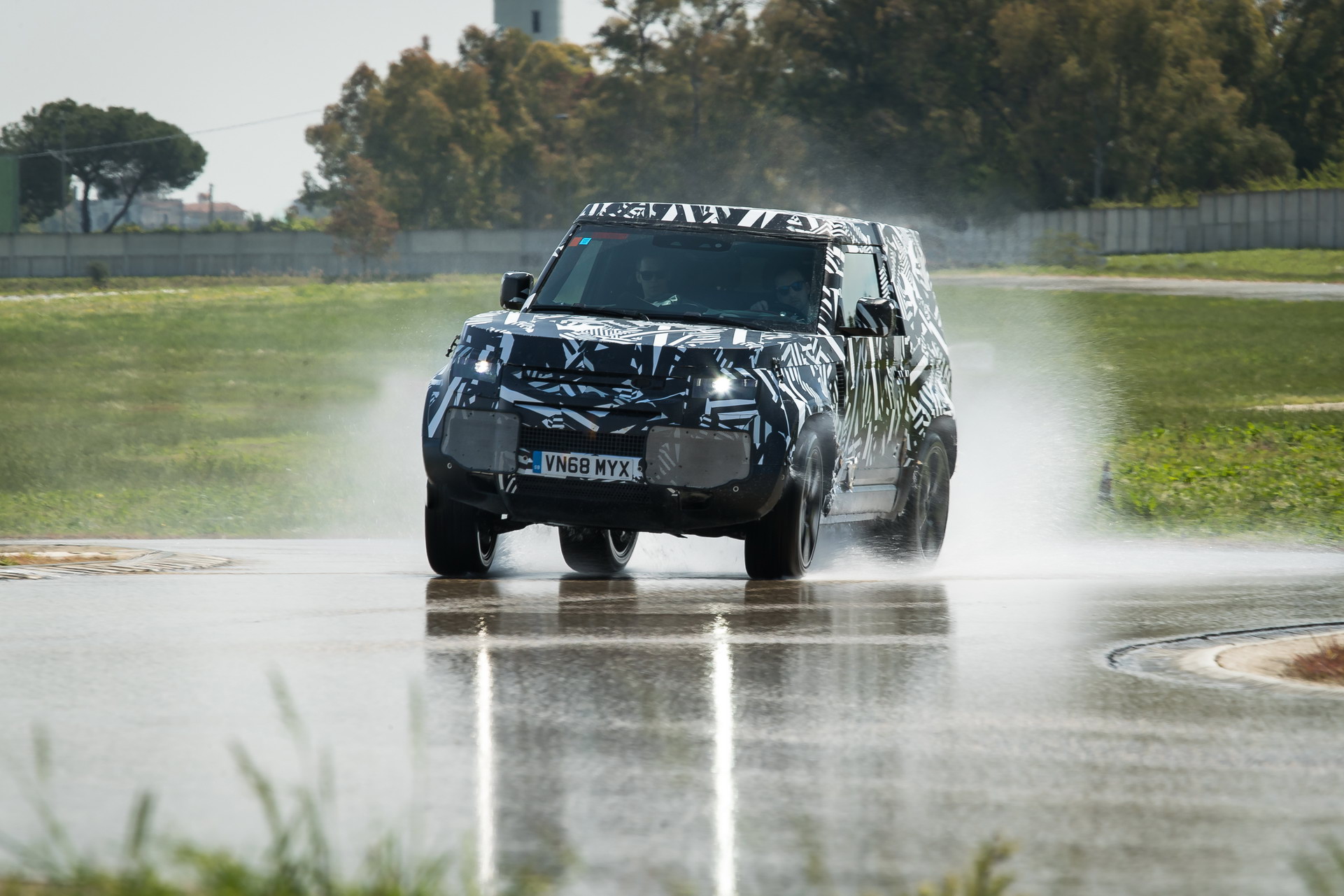 2020 Land Rover Defender Reborn As A Modern 4×4 With Advanced Tech