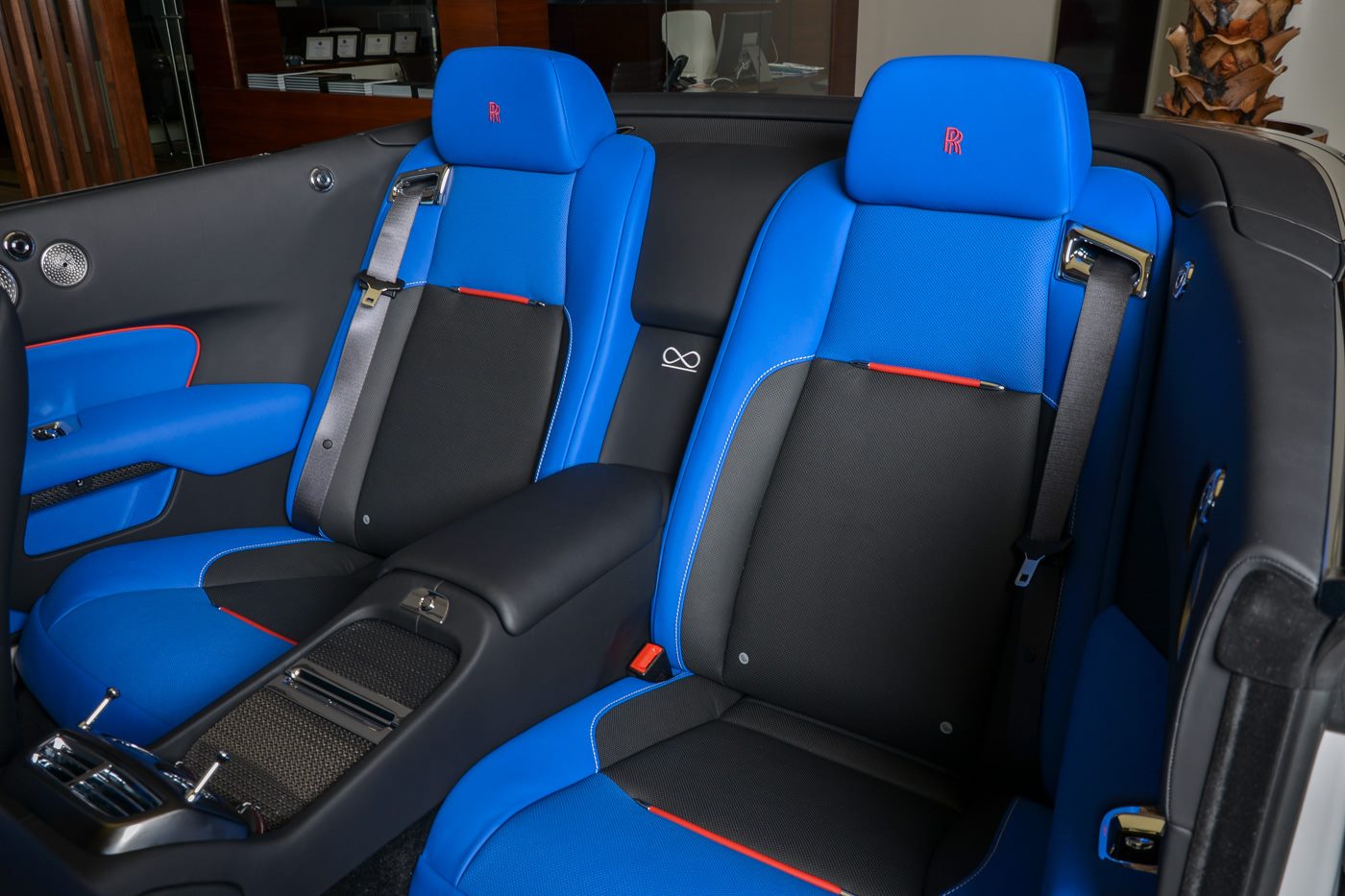 rolls royce dawn black badge trichromatic 16 Rolls-Royce Dawn Black Badge Trichromatic Is Very White And Blue