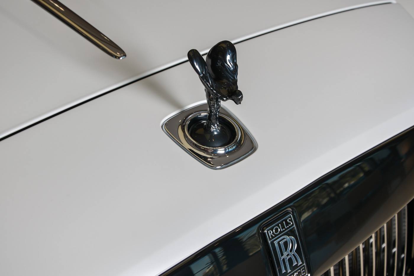 rolls royce dawn black badge trichromatic 11 Rolls-Royce Dawn Black Badge Trichromatic Is Very White And Blue