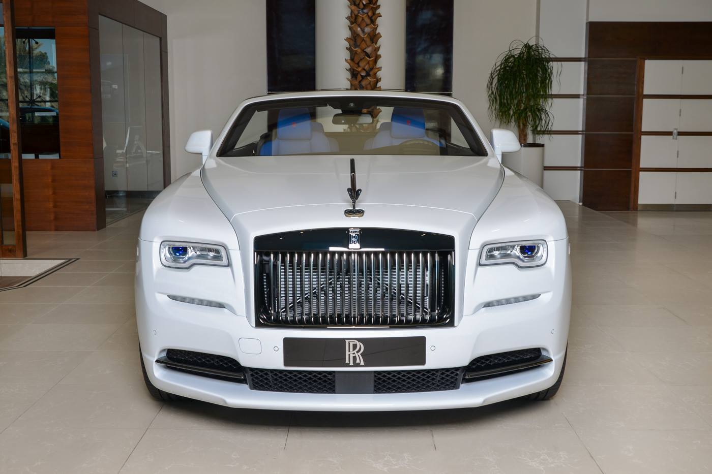 rolls royce dawn black badge trichromatic 2 Rolls-Royce Dawn Black Badge Trichromatic Is Very White And Blue