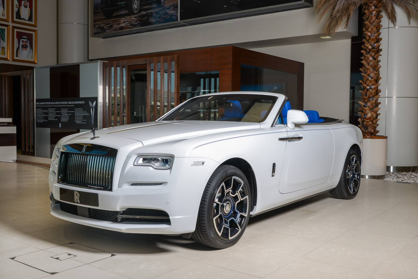 rolls royce dawn black badge trichromatic 1 Rolls-Royce Dawn Black Badge Trichromatic Is Very White And Blue