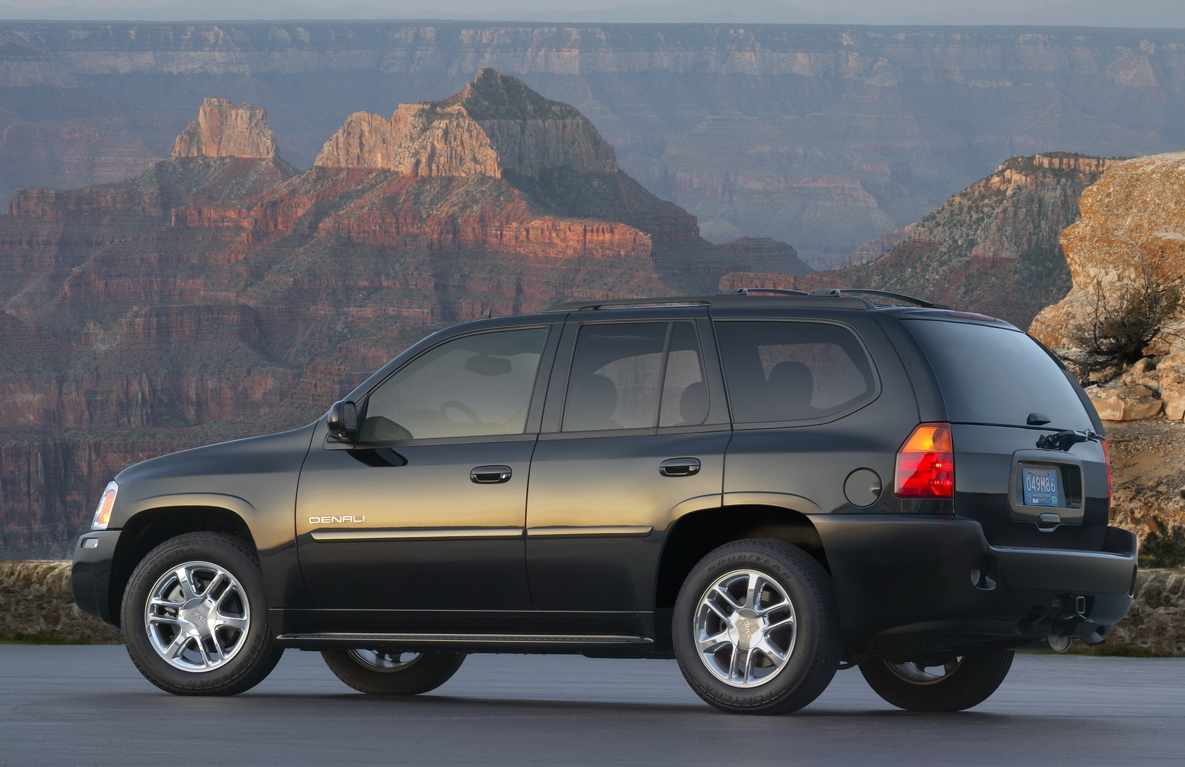 2005 gmc envoy 4 GM Might Bring Back The GMC Envoy SUV, Trademark Filing Suggests
