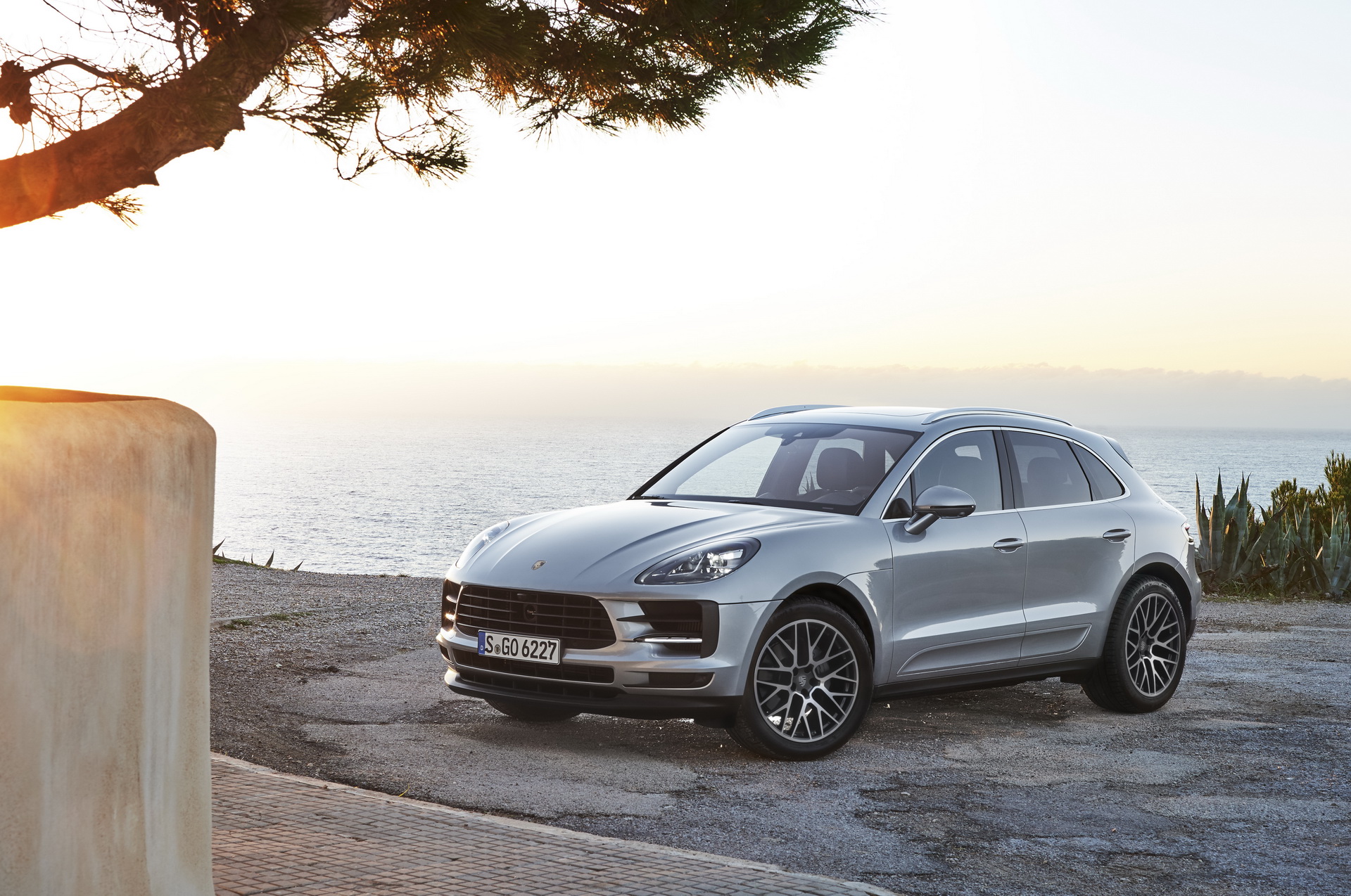 2019-Porsche-Macan-S-04 Porsche Launches 2019 Macan S With New 349HP V6 Engine
