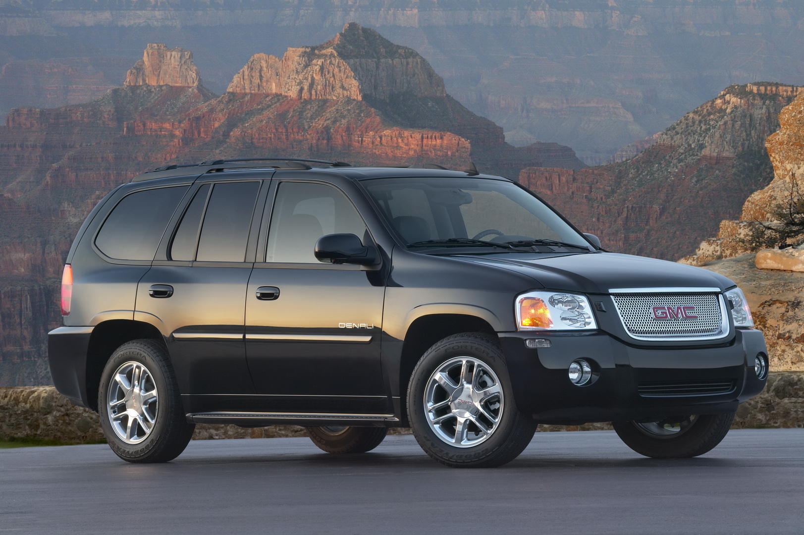 2005 gmc envoy 2 GM Might Bring Back The GMC Envoy SUV, Trademark Filing Suggests