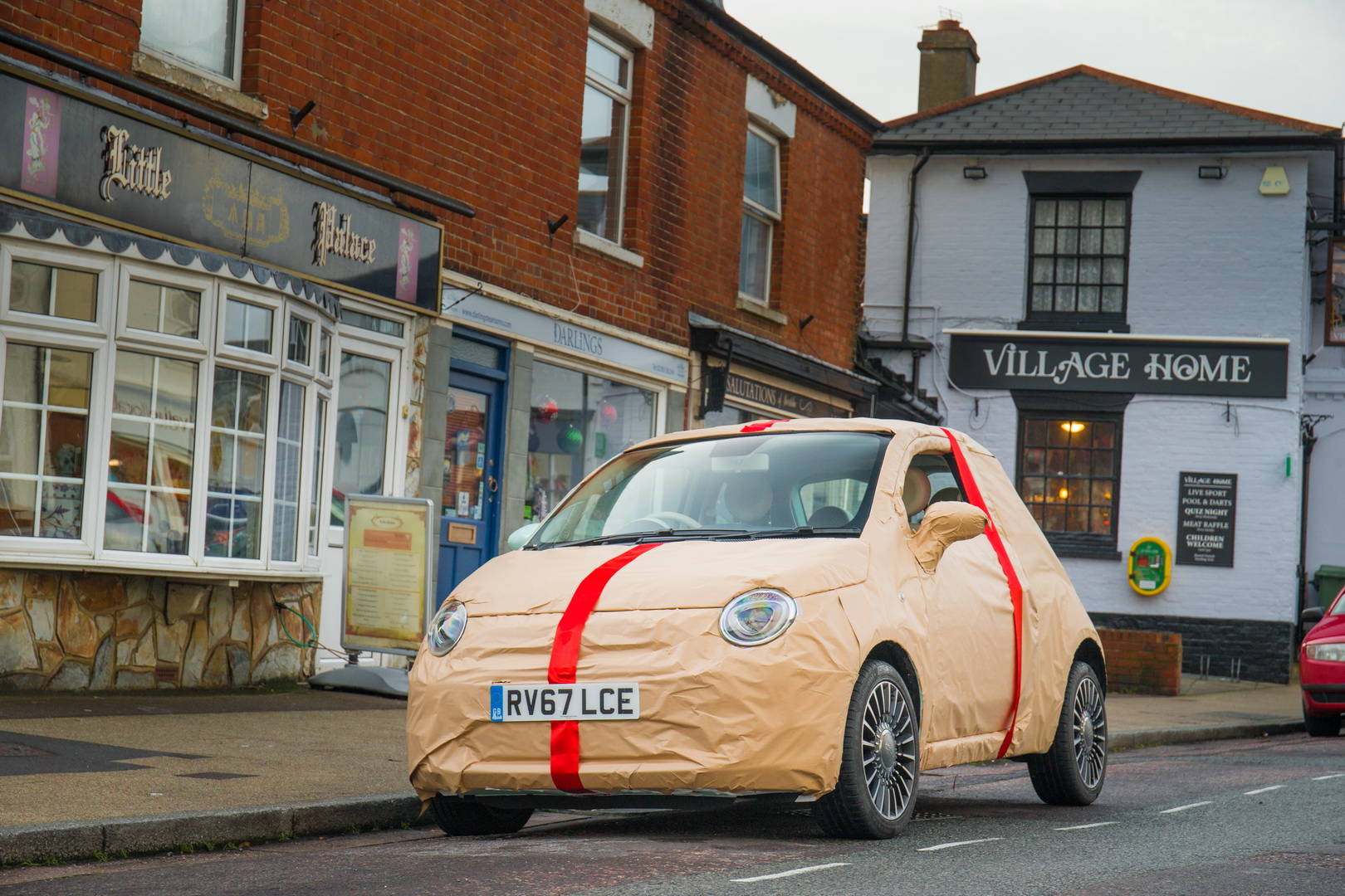fiat 500 christmas eve emergency response team 6 Need Help With Christmas Presents? Fiat Will Wrap Them Up For You