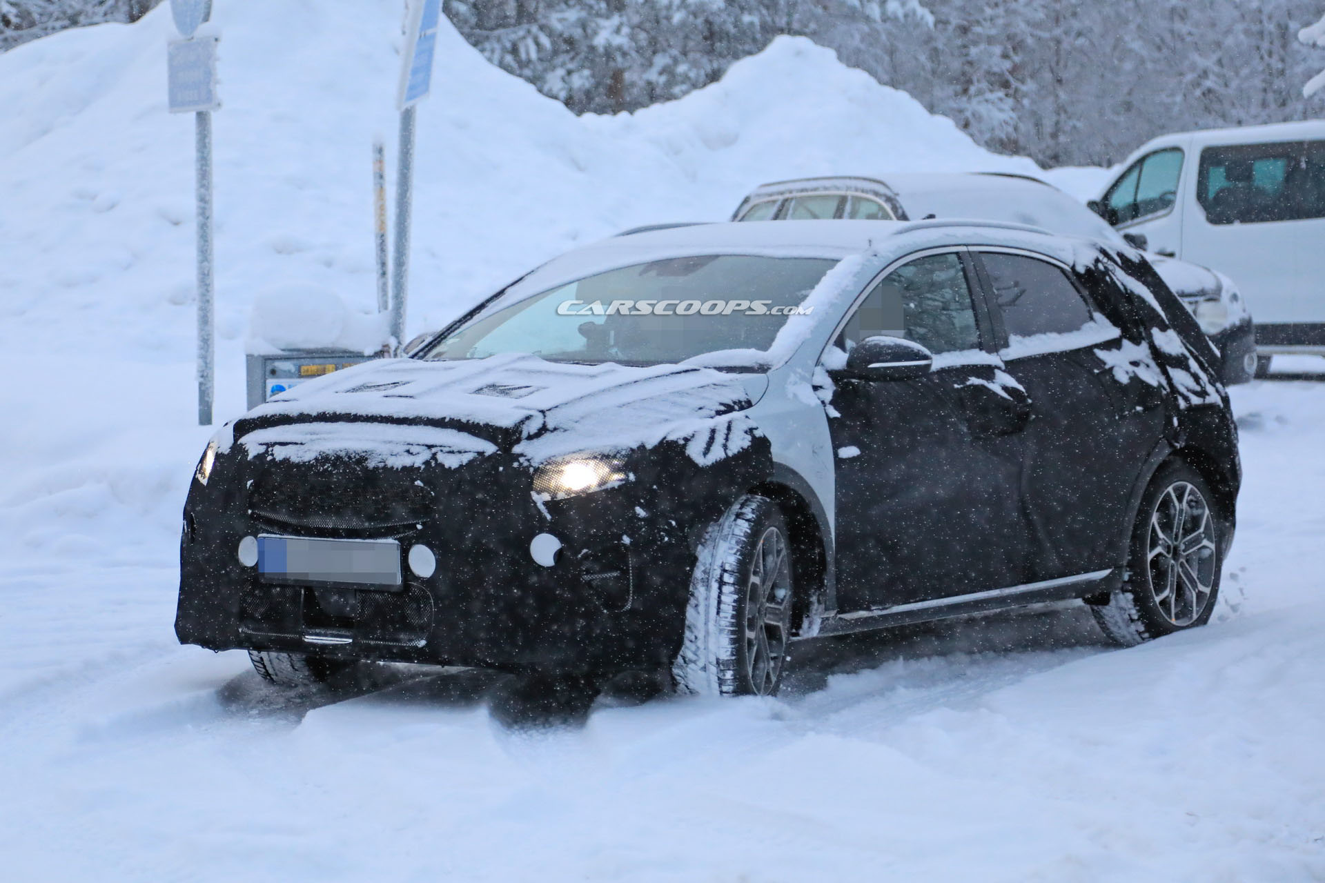 Kia XCeed 19 2020 Kia XCeed Crossover Spied Testing Against VW T-Roc