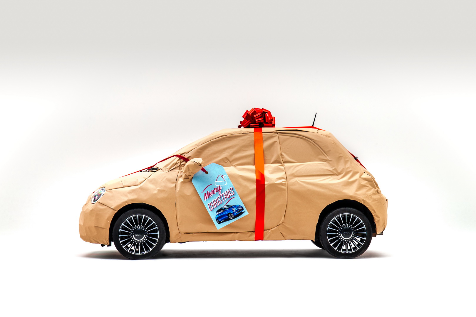 fiat 500 christmas eve emergency response team 2 Need Help With Christmas Presents? Fiat Will Wrap Them Up For You
