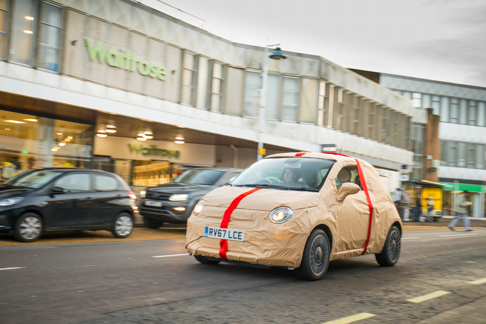 fiat 500 christmas eve emergency response team 9 Need Help With Christmas Presents? Fiat Will Wrap Them Up For You