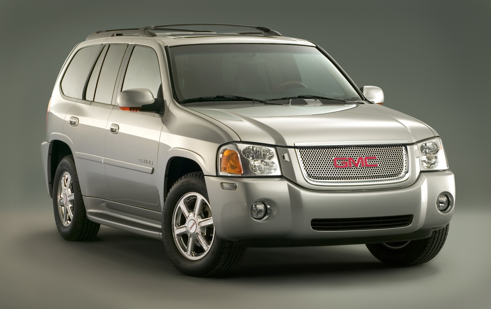 2005 gmc envoy 1 GM Might Bring Back The GMC Envoy SUV, Trademark Filing Suggests