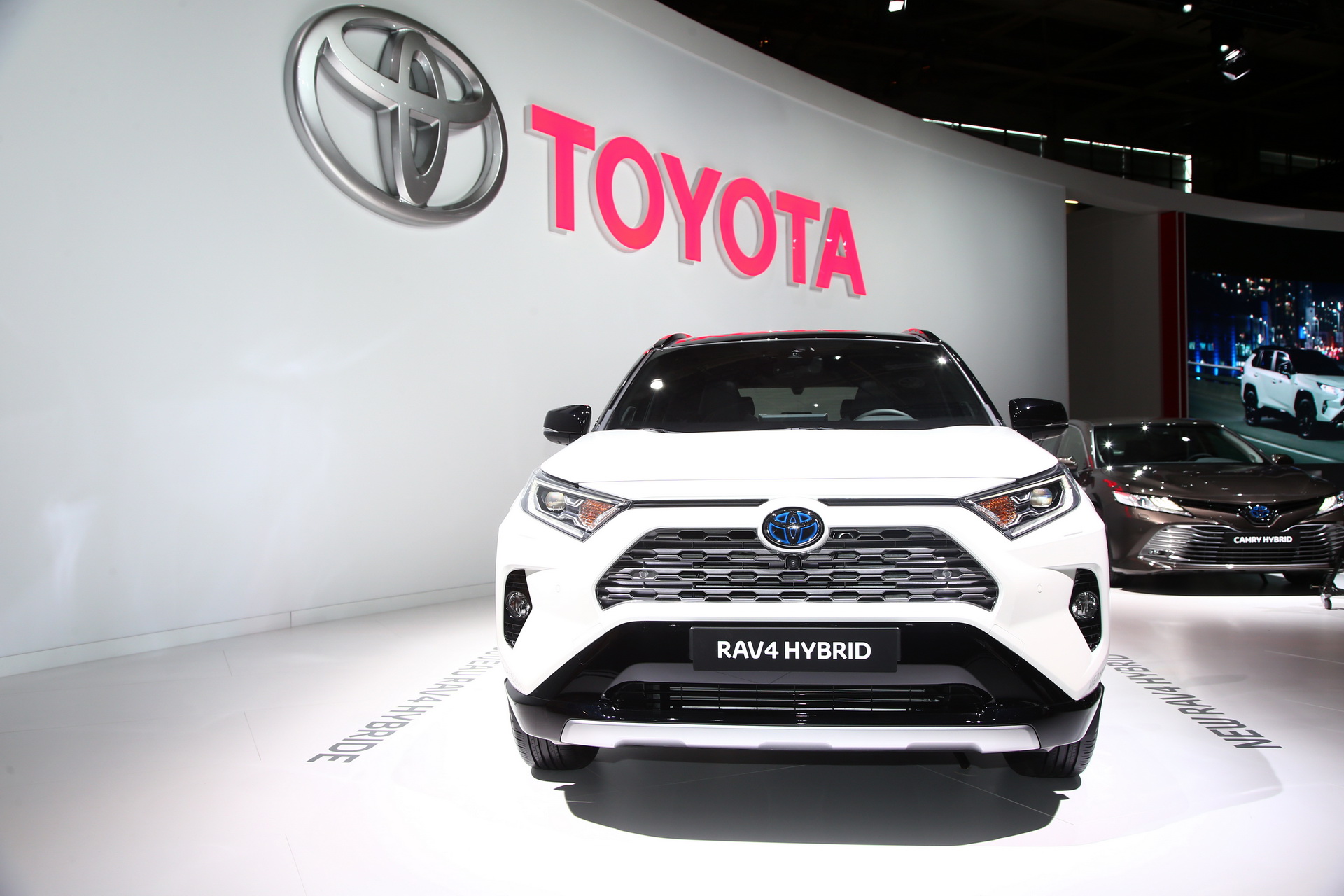 2019-Toyota-RAV4-Hybrid-02 Toyota Opens UK Order Books For 2019 RAV4 Hybrid, Prices Start From £29,635