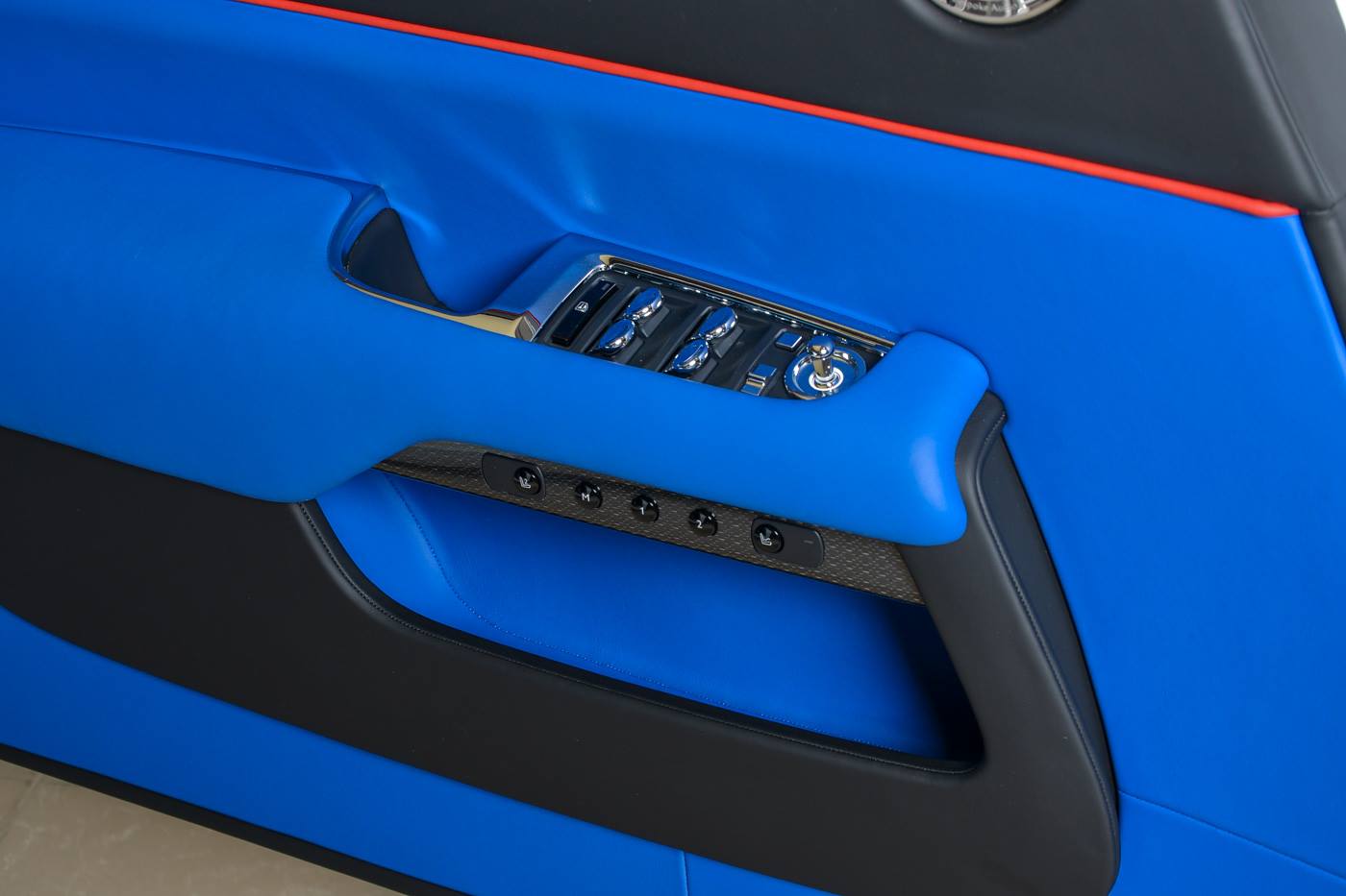 rolls royce dawn black badge trichromatic 18 Rolls-Royce Dawn Black Badge Trichromatic Is Very White And Blue