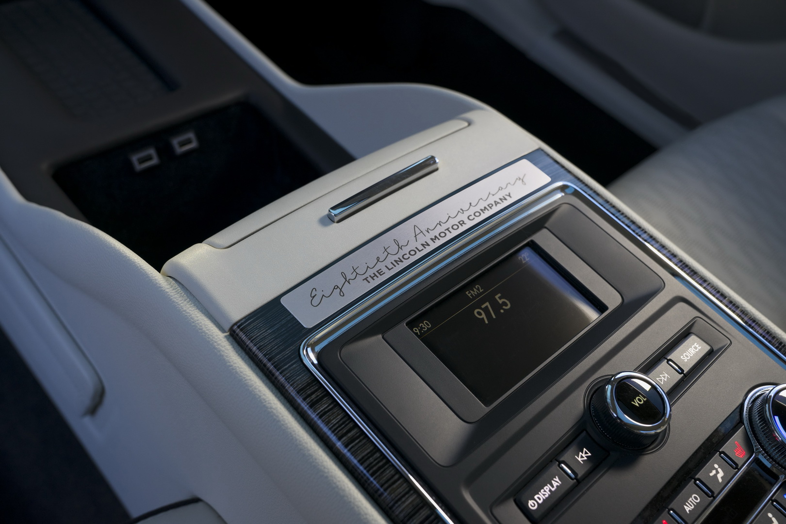 2019 lincoln continental 80th anniversary coach door edition 20 Lincoln Coach Door Continental Will Be Suicide On Your Wallet As Prices Start Over $100,000