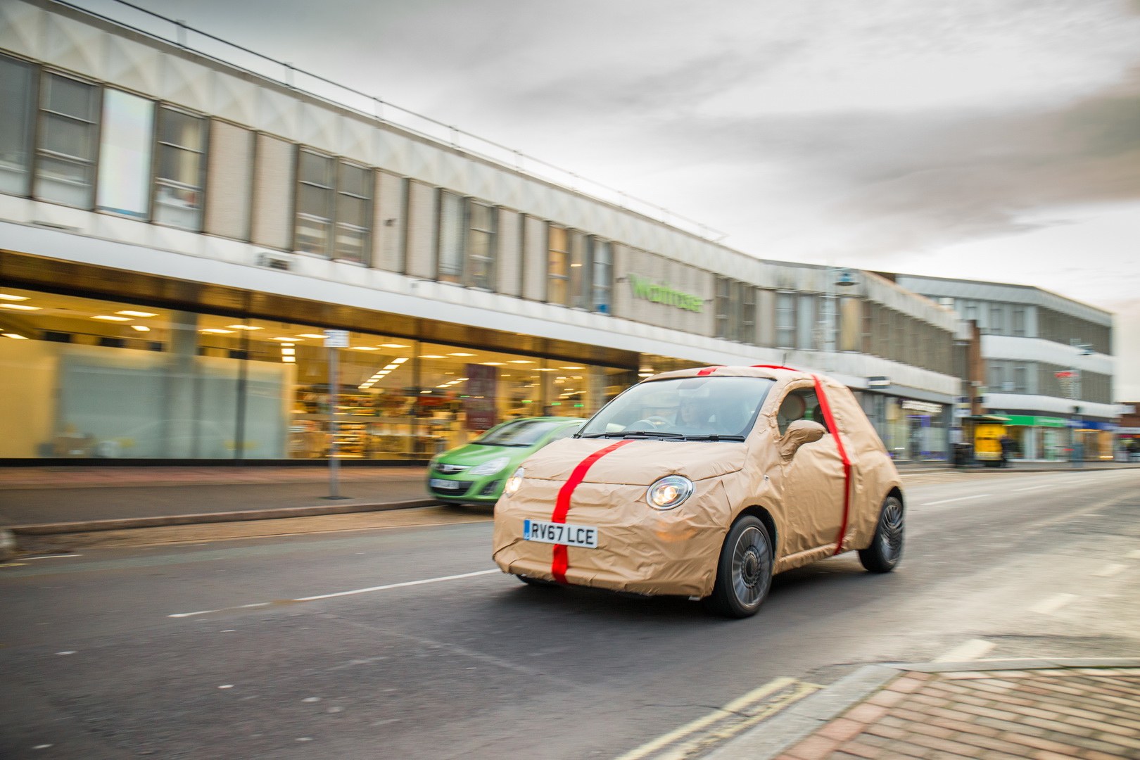 fiat 500 christmas eve emergency response team 10 Need Help With Christmas Presents? Fiat Will Wrap Them Up For You