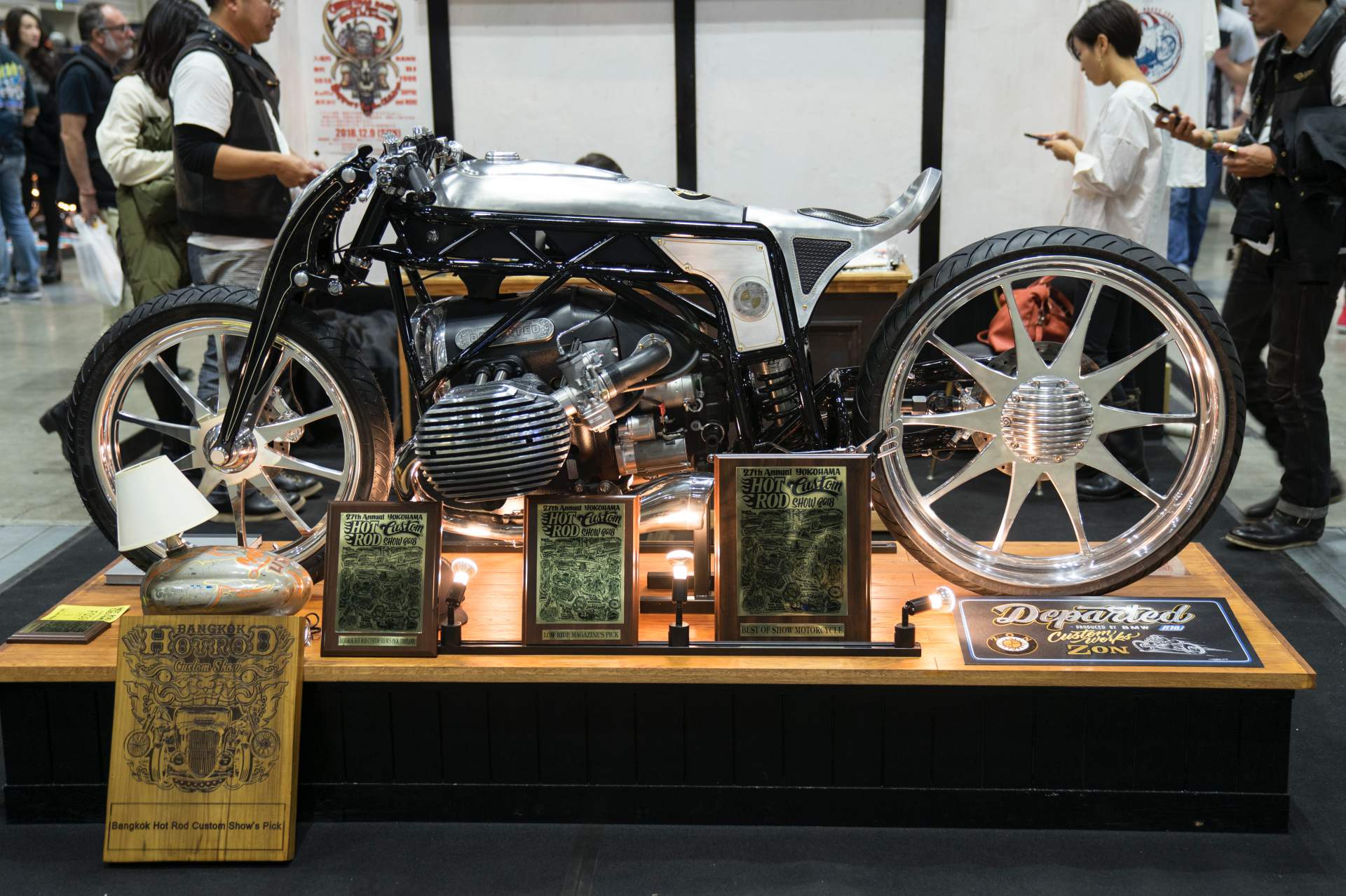 Custom Works Zon BMW concept motorcycle 33 BMW And Japan’s Custom Works Zon Collaborate On R18 Bike With Mystery Boxer Engine