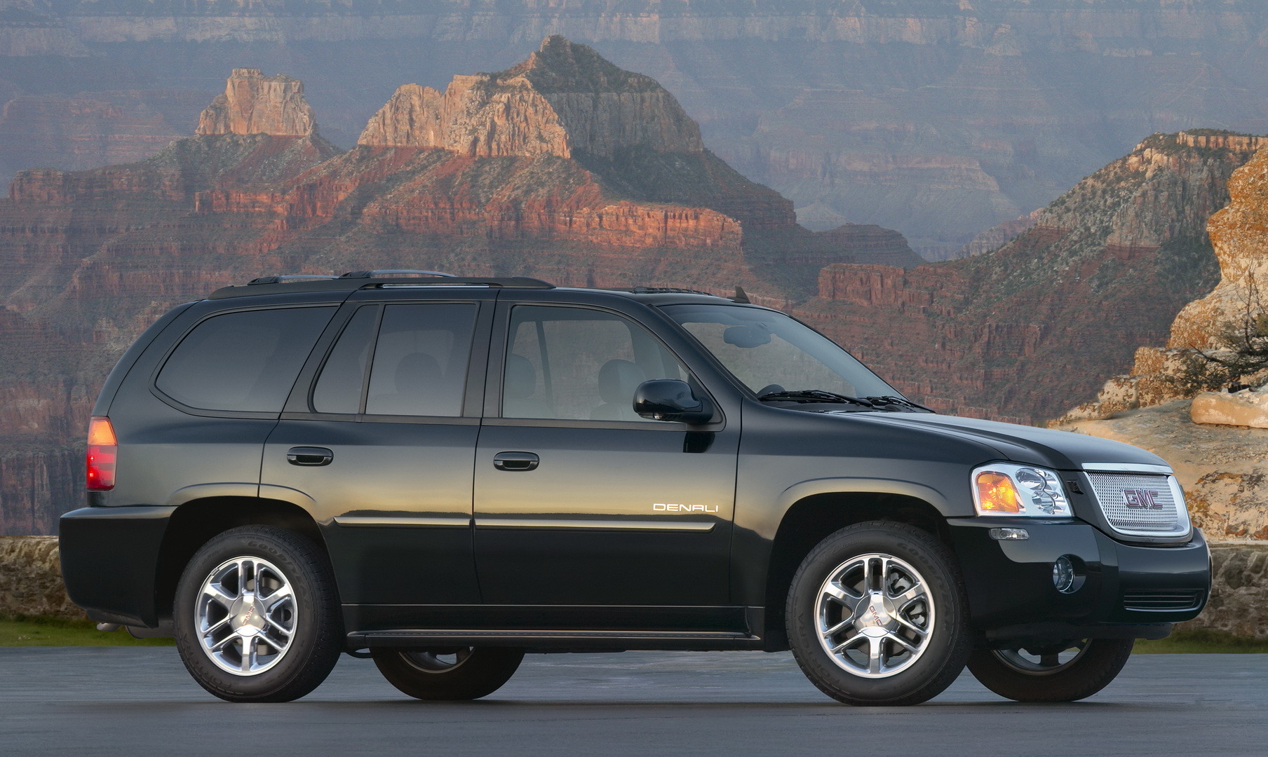 2005 gmc envoy 3 GM Might Bring Back The GMC Envoy SUV, Trademark Filing Suggests