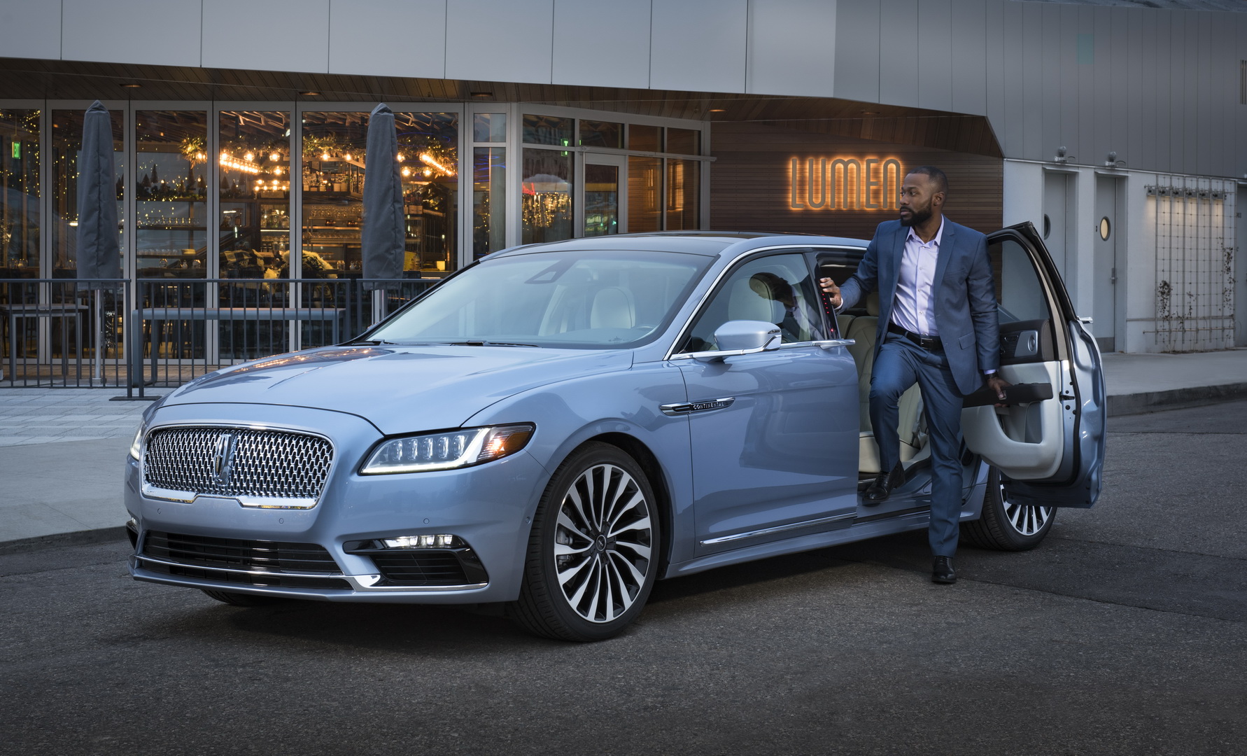 2019 lincoln continental 80th anniversary coach door edition 29 Lincoln Coach Door Continental Will Be Suicide On Your Wallet As Prices Start Over $100,000