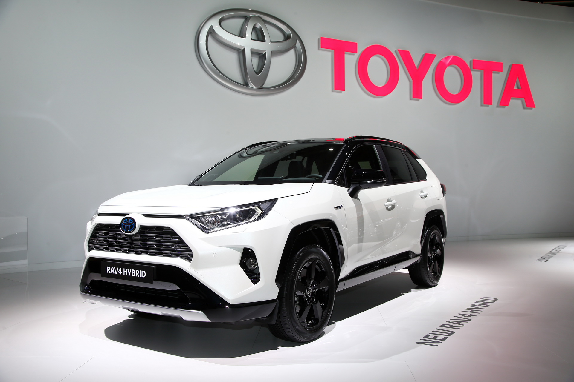 2019-Toyota-RAV4-Hybrid-01 Toyota Opens UK Order Books For 2019 RAV4 Hybrid, Prices Start From £29,635