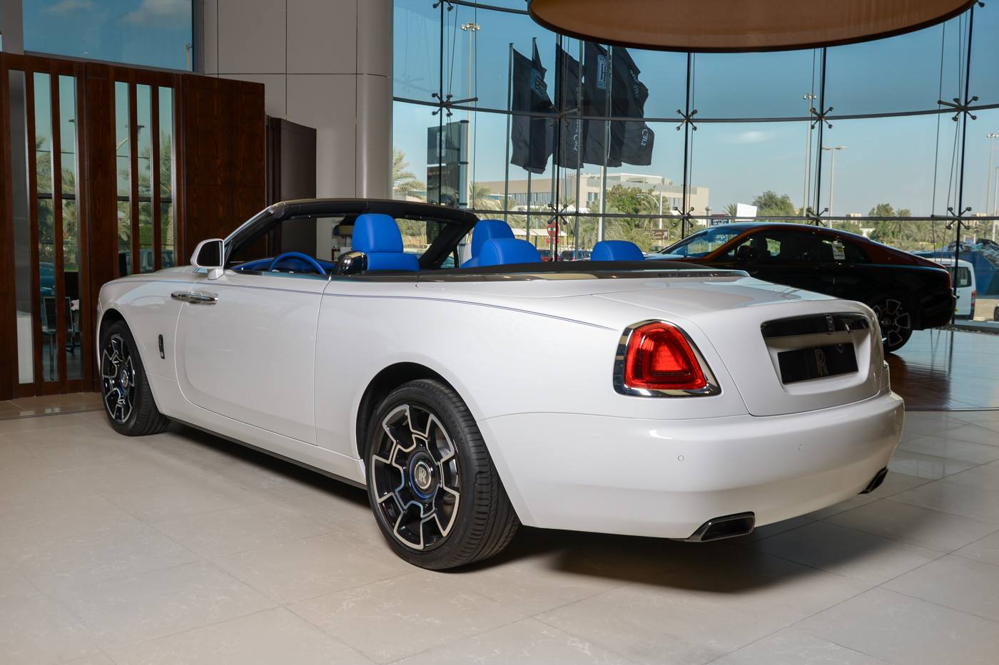 rolls royce dawn black badge trichromatic 5 Rolls-Royce Dawn Black Badge Trichromatic Is Very White And Blue