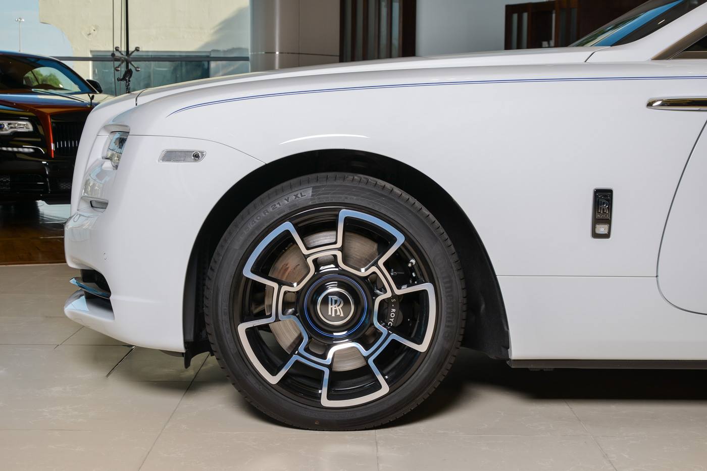 rolls royce dawn black badge trichromatic 10 Rolls-Royce Dawn Black Badge Trichromatic Is Very White And Blue