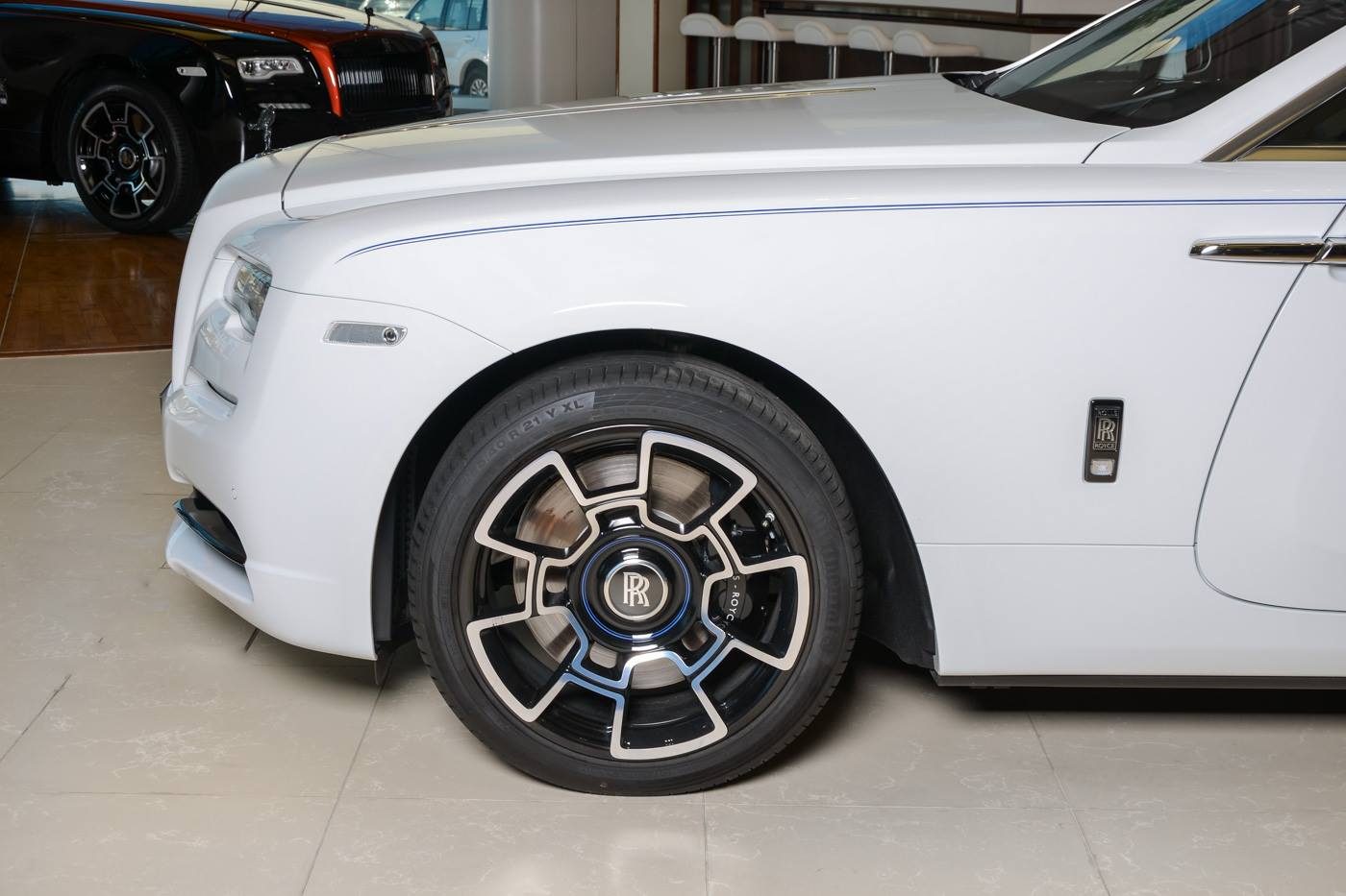 rolls royce dawn black badge trichromatic 9 Rolls-Royce Dawn Black Badge Trichromatic Is Very White And Blue