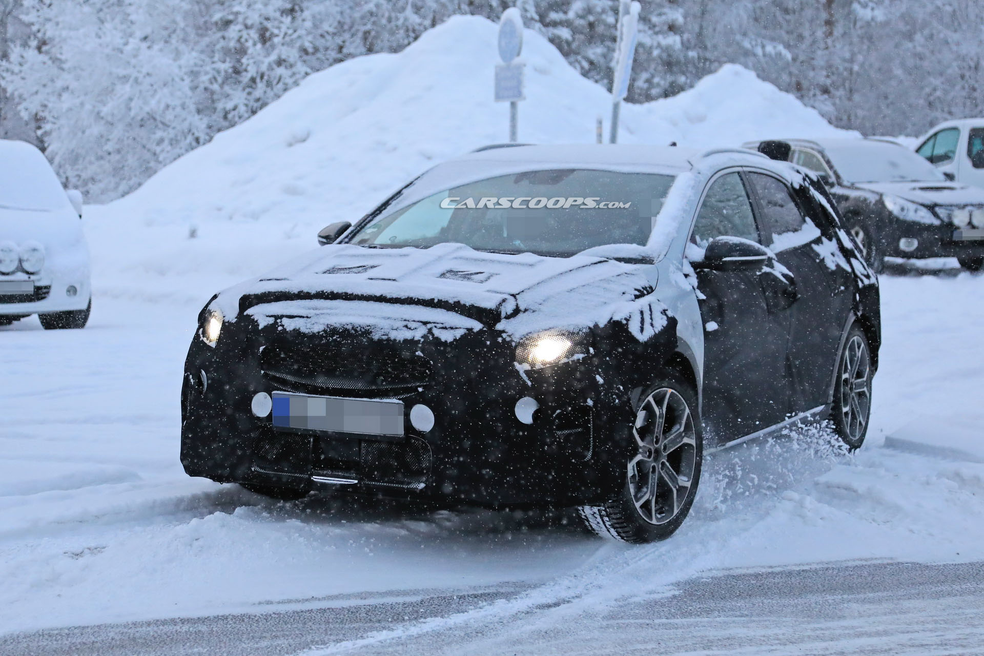 Kia XCeed 21 2020 Kia XCeed Crossover Spied Testing Against VW T-Roc