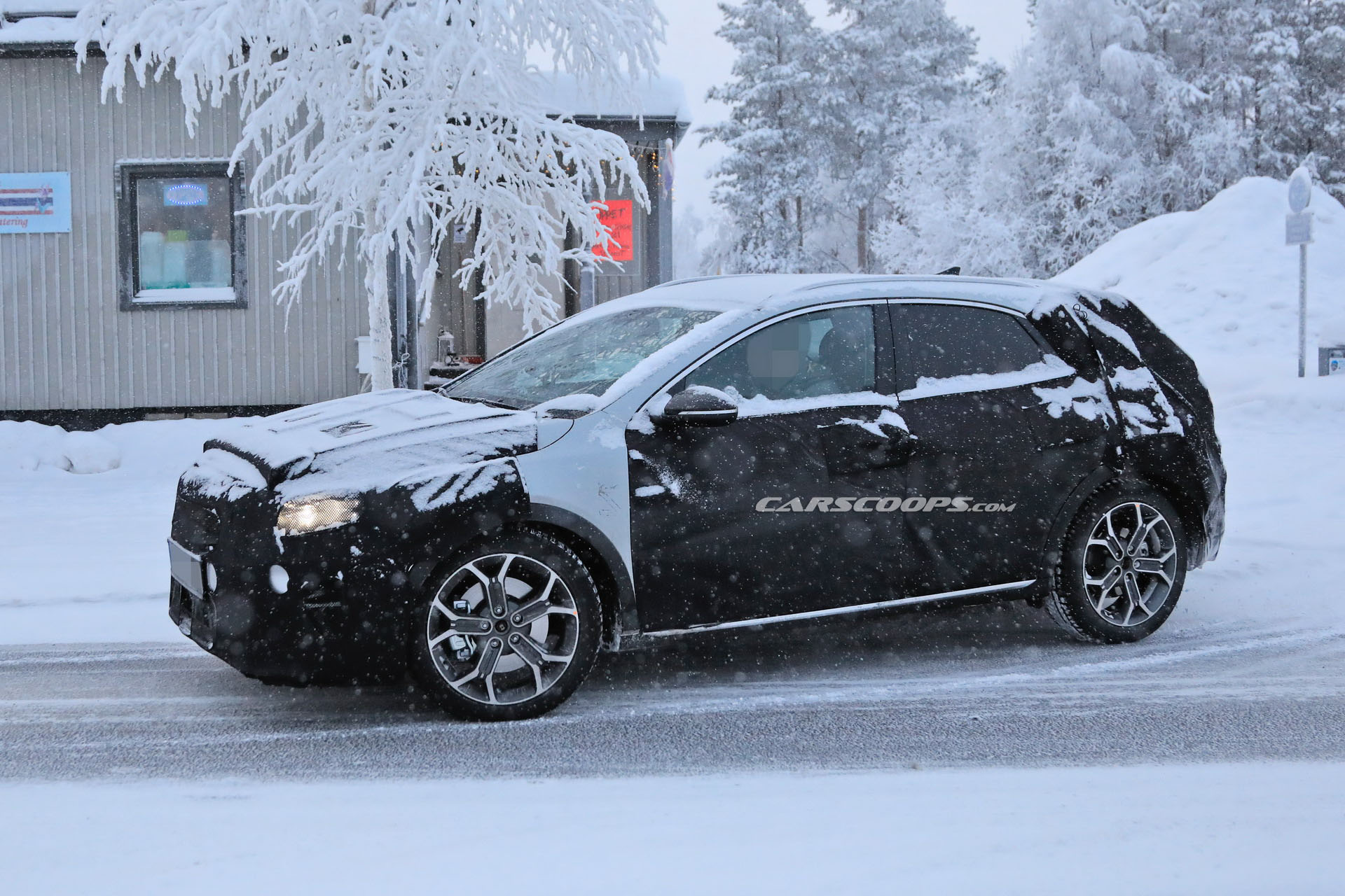 Kia XCeed 23 2020 Kia XCeed Crossover Spied Testing Against VW T-Roc