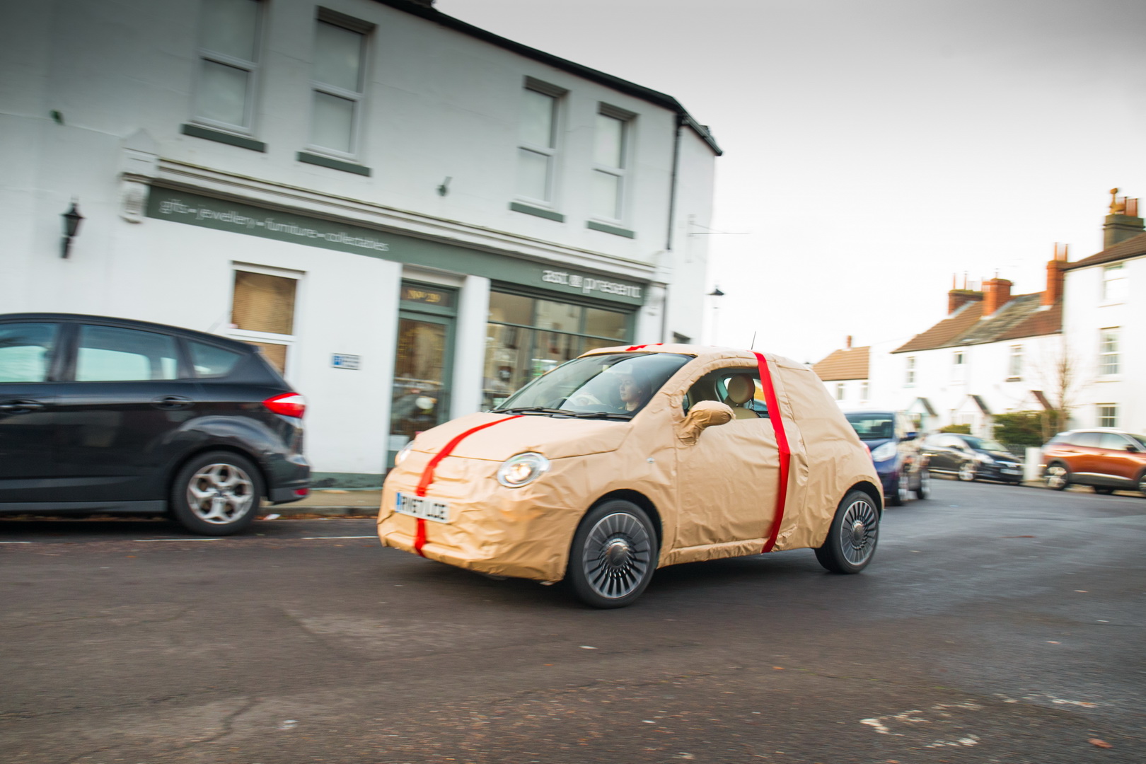 fiat 500 christmas eve emergency response team 7 Need Help With Christmas Presents? Fiat Will Wrap Them Up For You