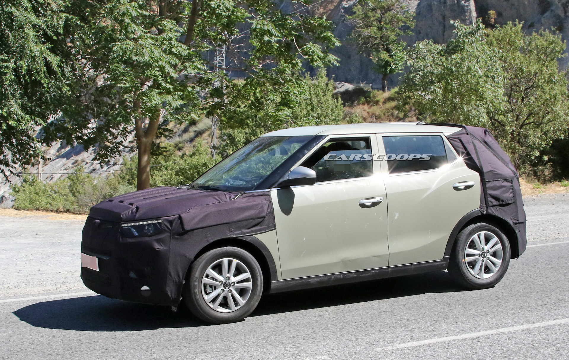 ssangyong tivoli facelift spy 6 Facelifted SsangYong Tivoli Getting Mild Visual Updates, Better Tech