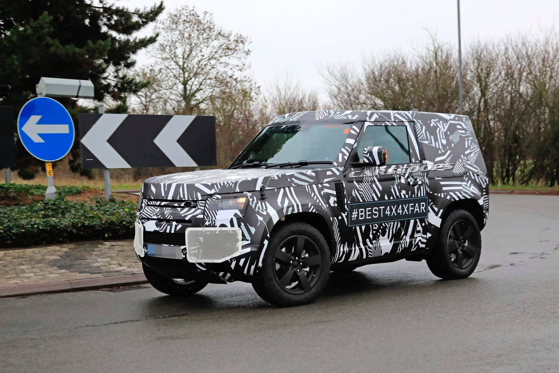 2020 Land Rover Defender 90 spy shots 5 2020 Land Rover Defender 90 With 3-Doors And SWB Will Be The Most Playful Of All