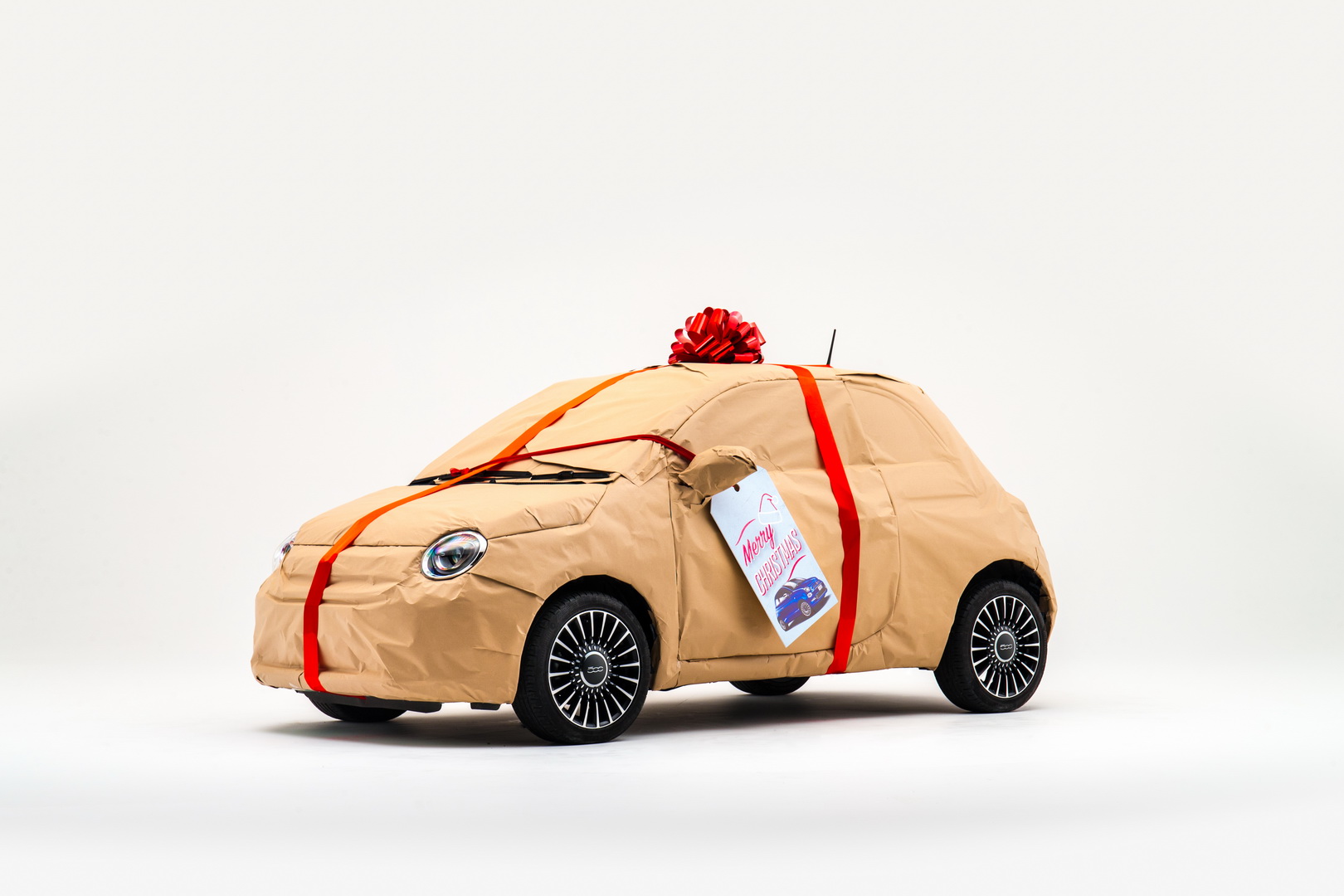 fiat 500 christmas eve emergency response team 3 Need Help With Christmas Presents? Fiat Will Wrap Them Up For You