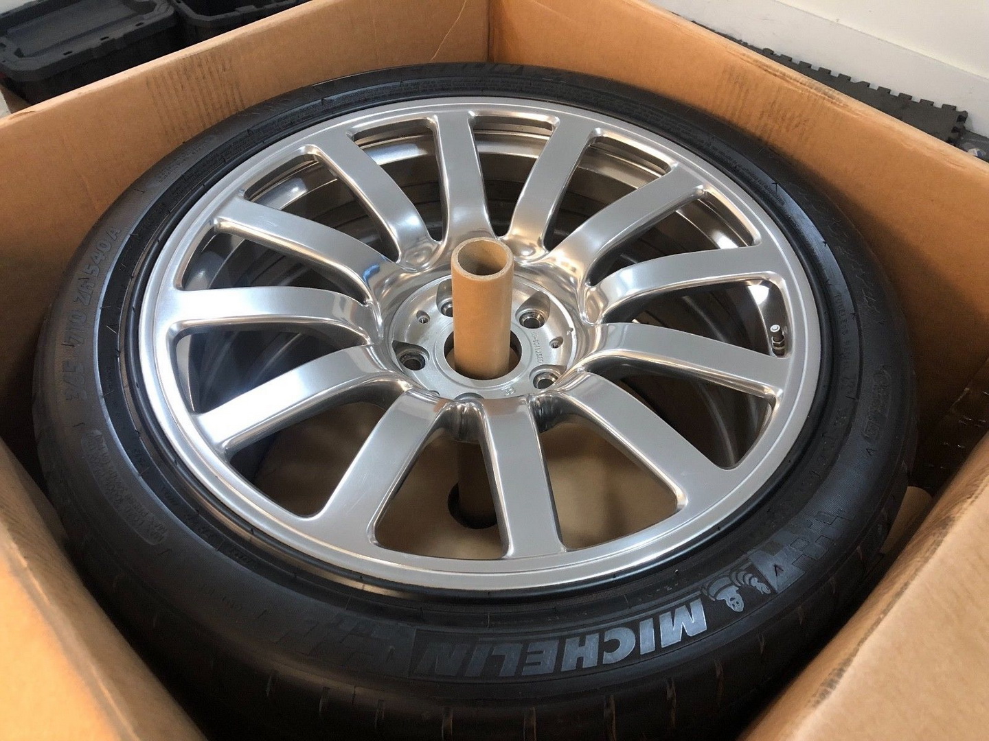 bugatti veyron wheel set 3 Used Bugatti Veyron Wheels Will Cost You More Than A Brand New Porsche 911!