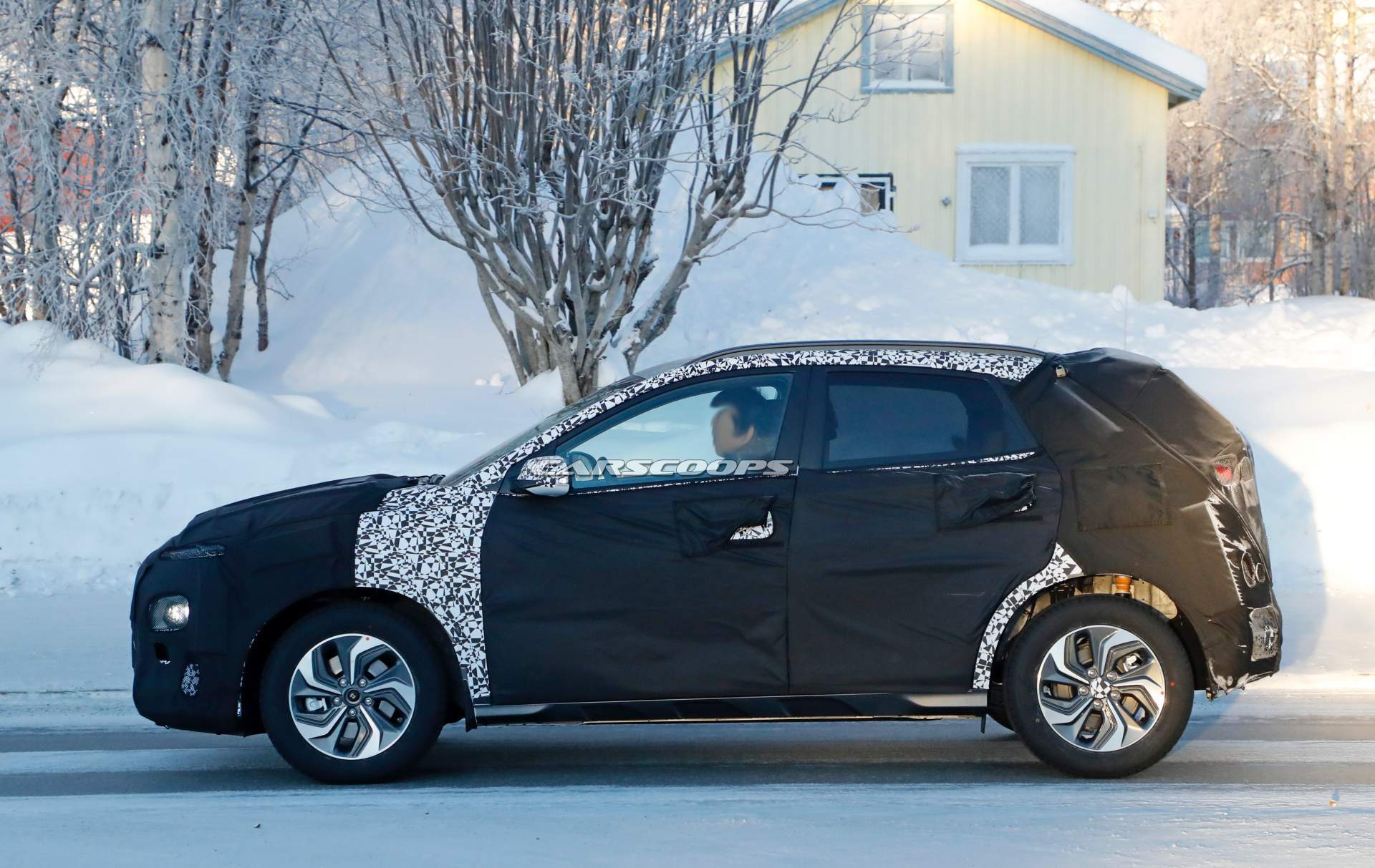 Hyundai Kona hybrid prototype spy shots 3 Hyundai Kona Hybrid Spied With Aero-Style Wheels, Bigger Infotainment Screen